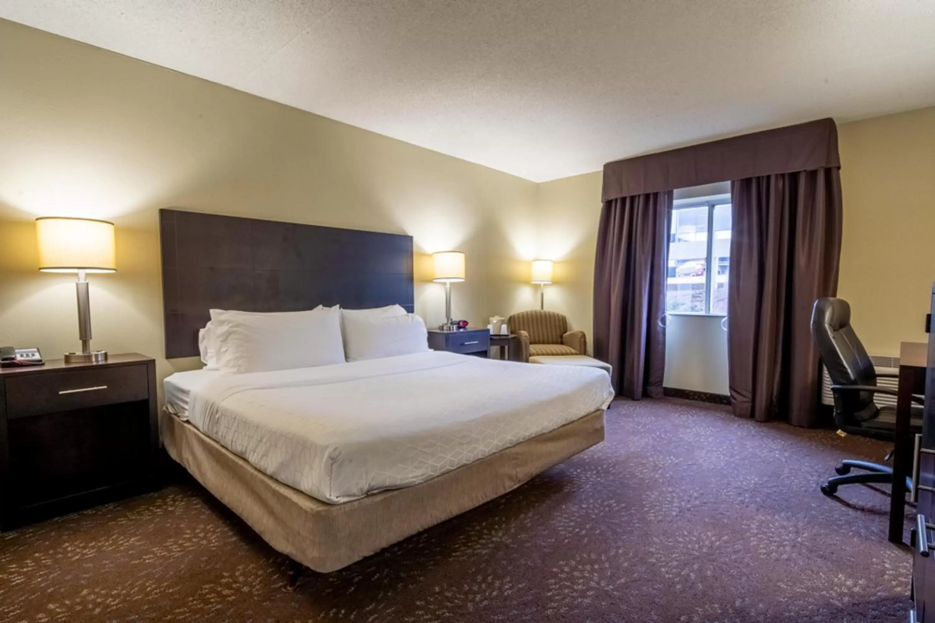 Bedroom, Bed in Holiday Inn Express Hotel & Suites Pittsburgh Airport, an IHG Hotel