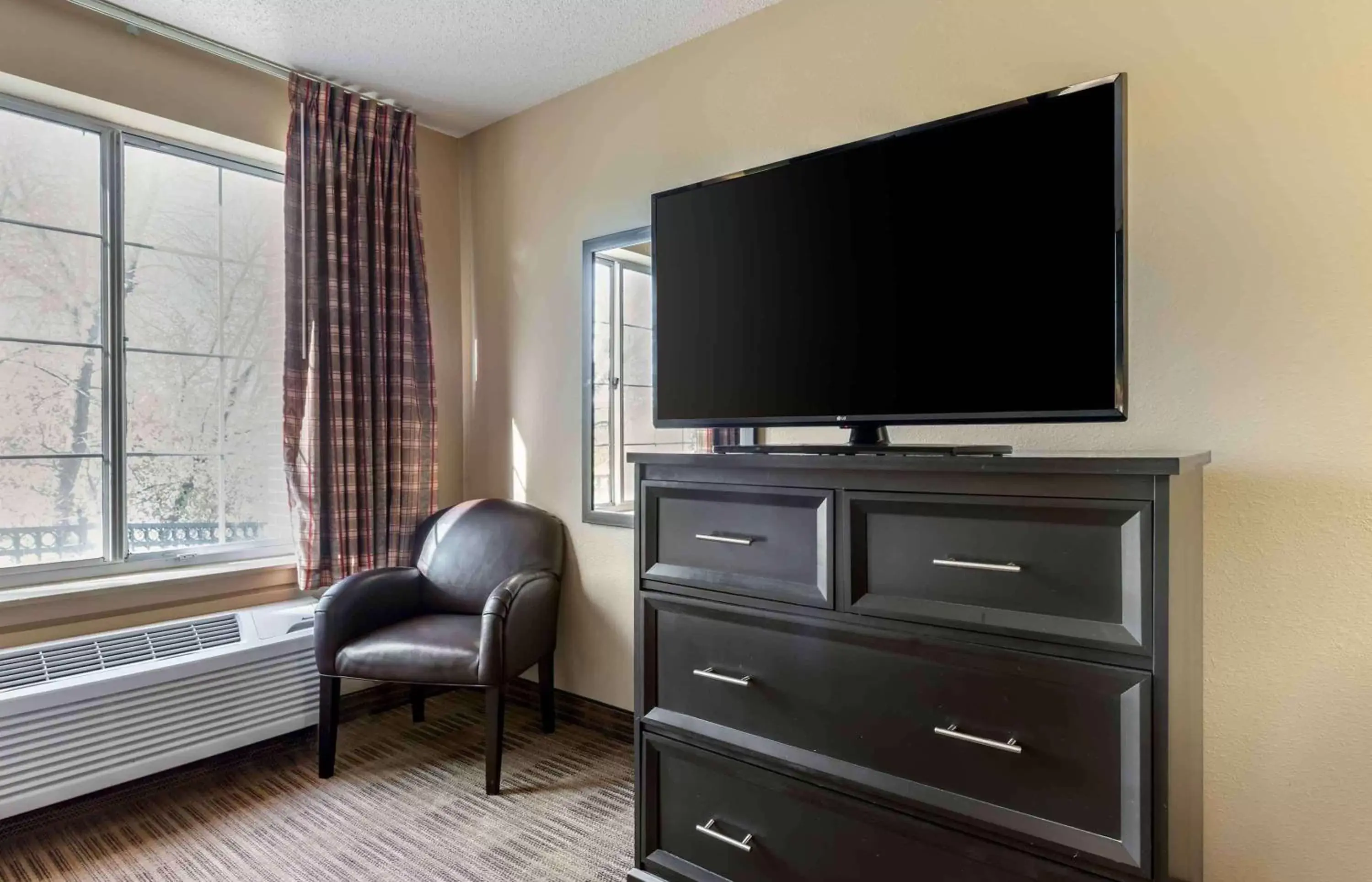 Bedroom, TV/Entertainment Center in Extended Stay America Suites - Minneapolis - Eden Prairie - Technology Drive