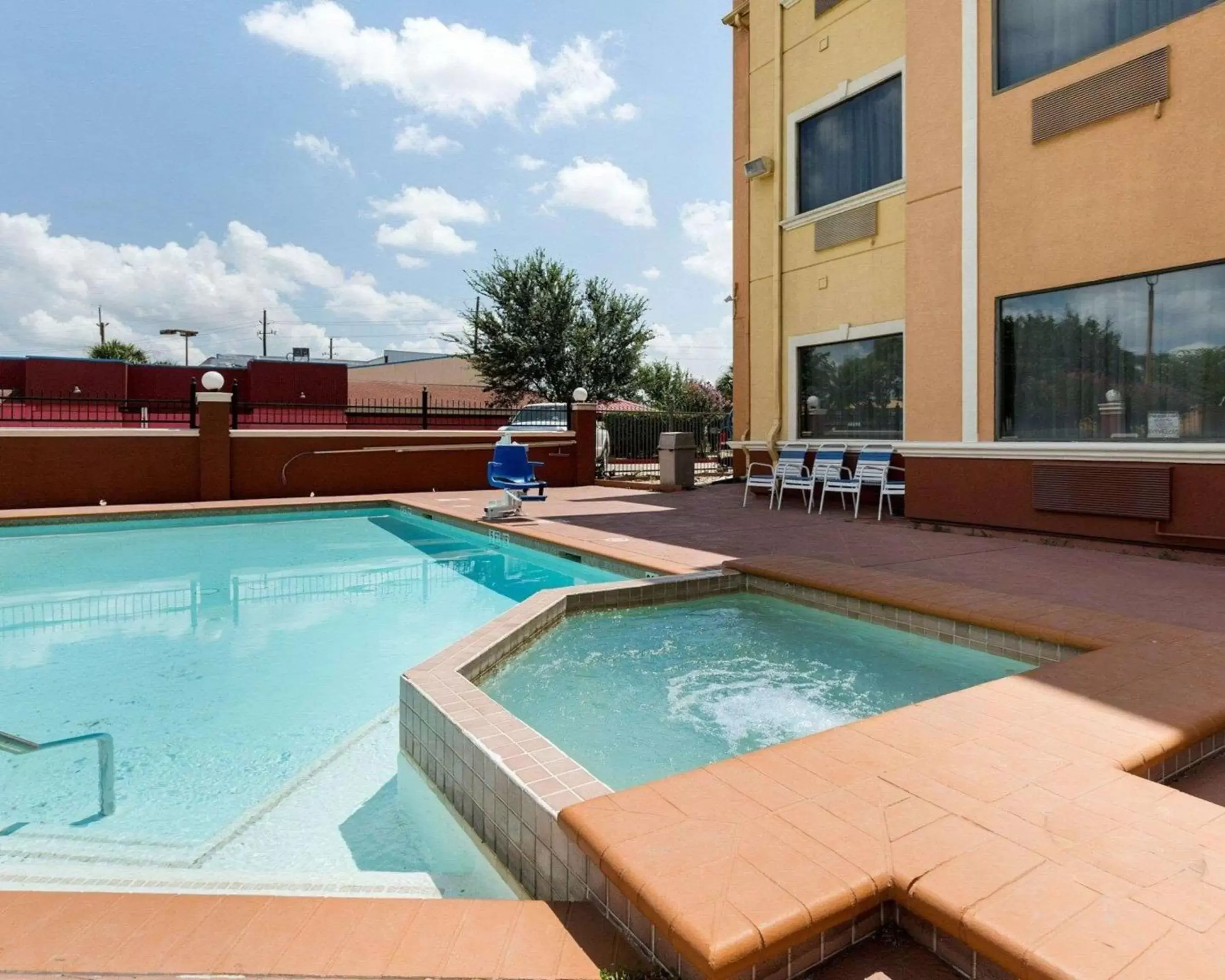 Activities, Swimming Pool in Quality Suites Houston NW Cy-Fair