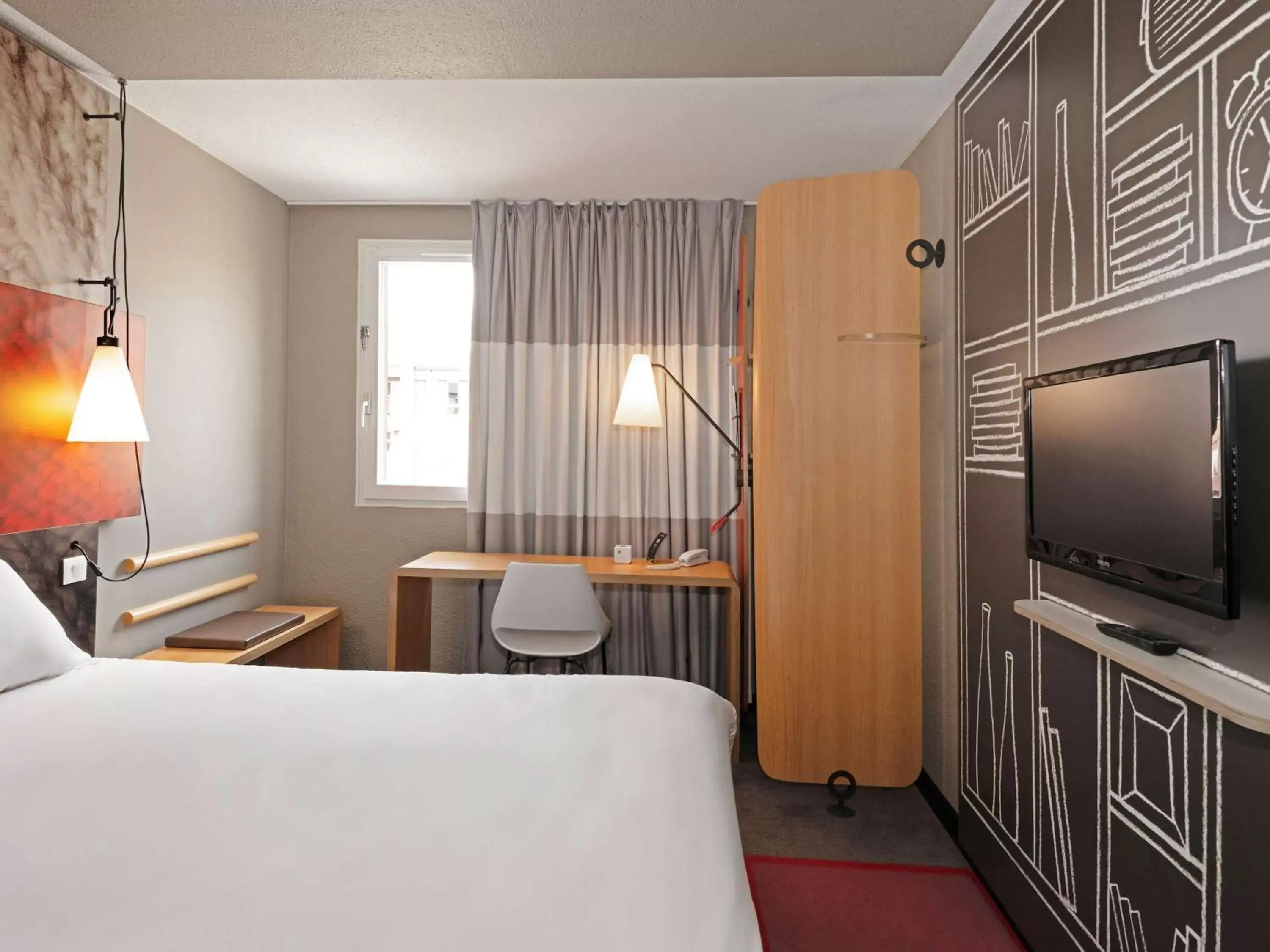 Photo of the whole room, Bed in ibis Epernay Centre Ville