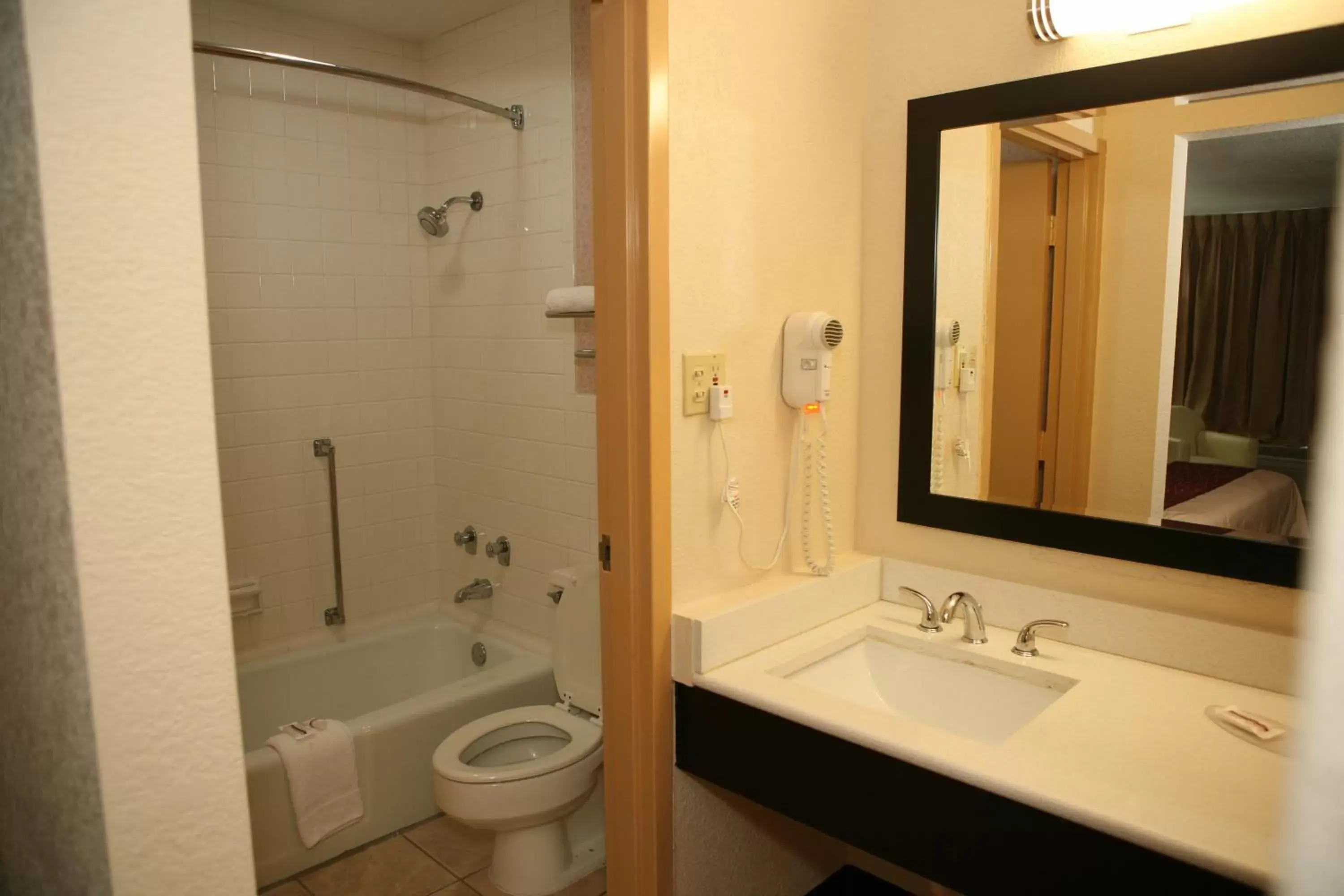 Bathroom in Red Roof Inn & Suites Cave City