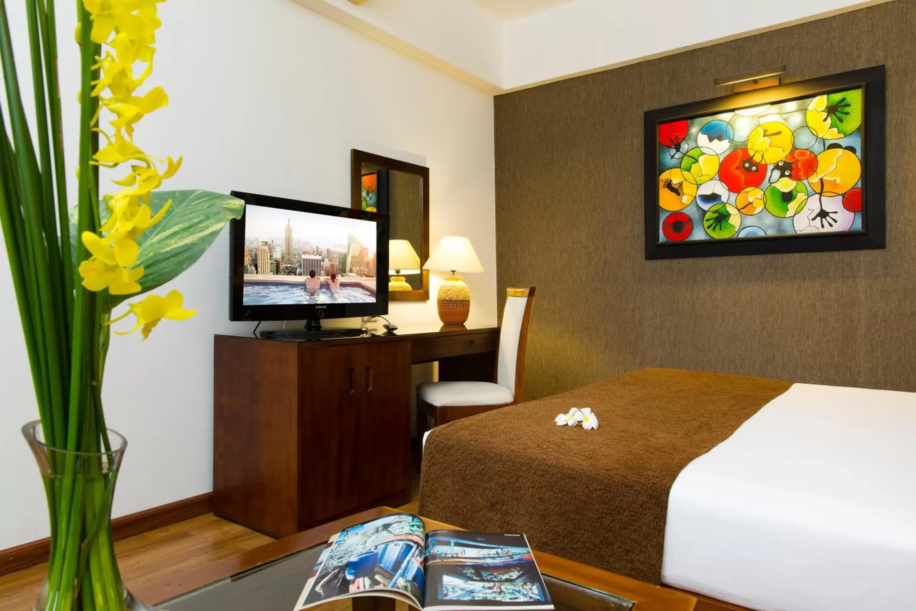 Bedroom, TV/Entertainment Center in Starlet Hotel