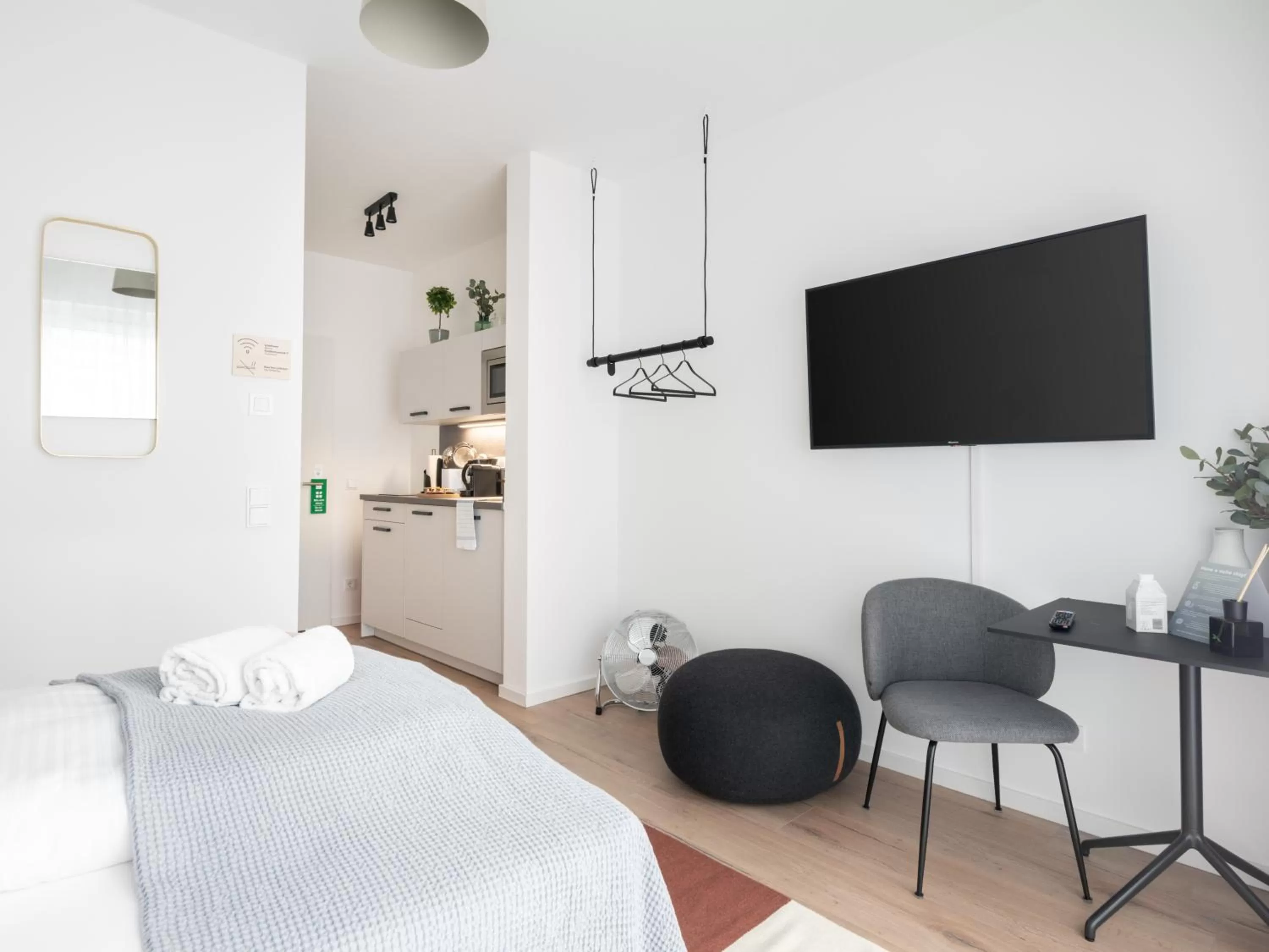 TV and multimedia, Bed in Limehome Frankfurt Gutleutstraße - Digital Access