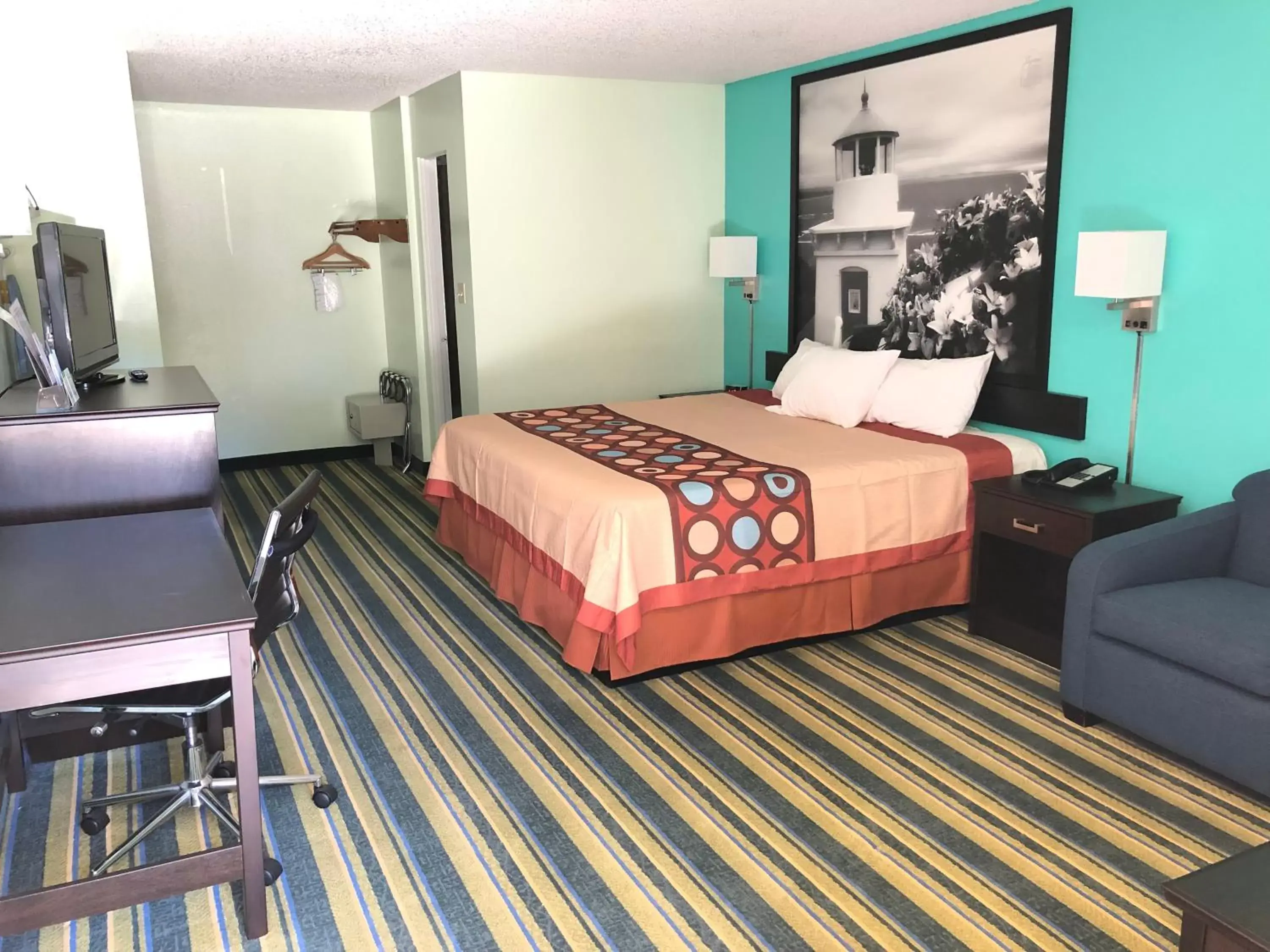 Photo of the whole room, Bed in Super 8 by Wyndham Yreka