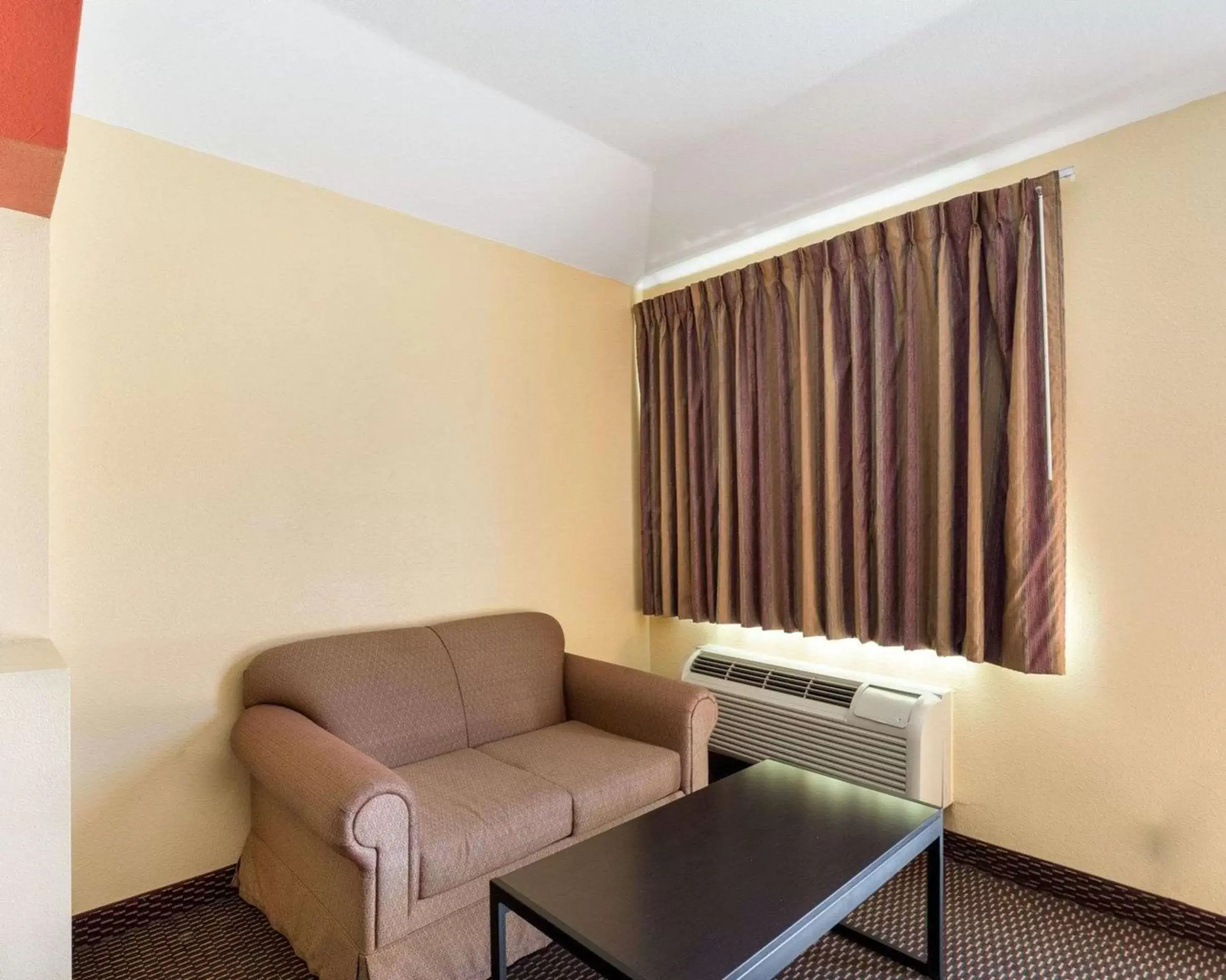 Photo of the whole room, Seating Area in Rodeway Inn & Suites Humble