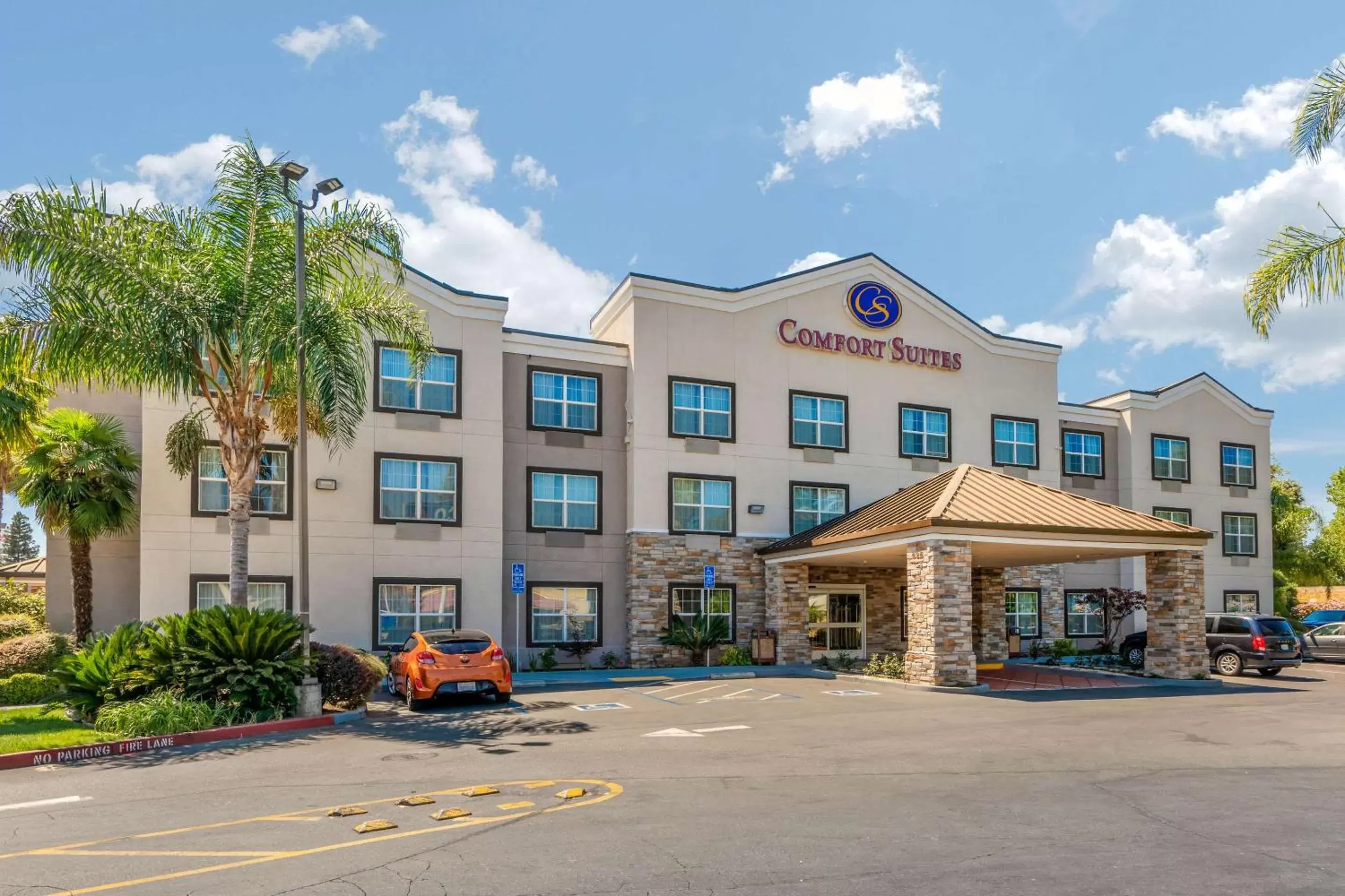 Property building in Comfort Suites Downtown Sacramento