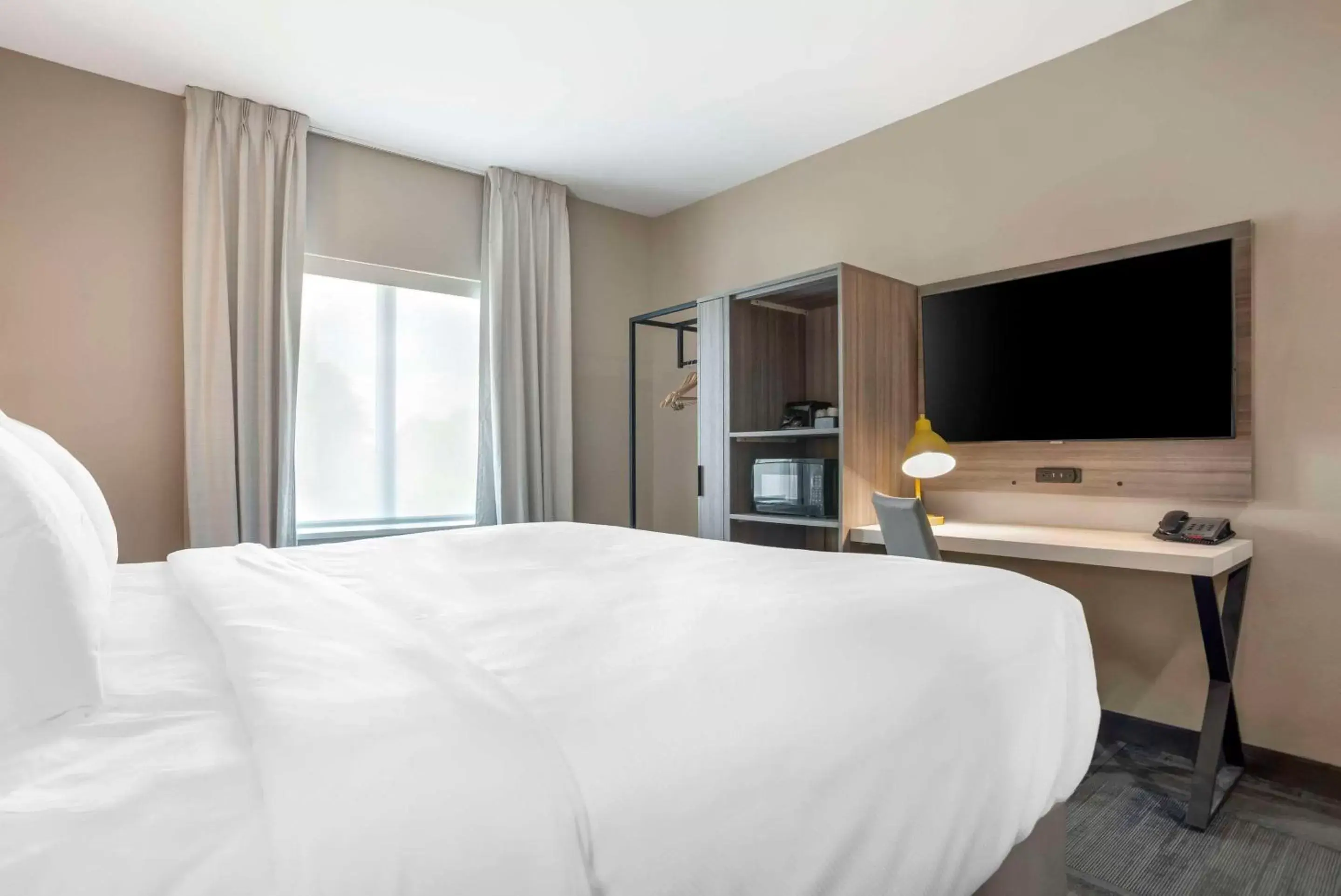 Bedroom, Bed in Comfort Inn & Suites Destin near Henderson Beach Bedroom, Bed in Comfort Inn & Suites Destin near Henderson Beach