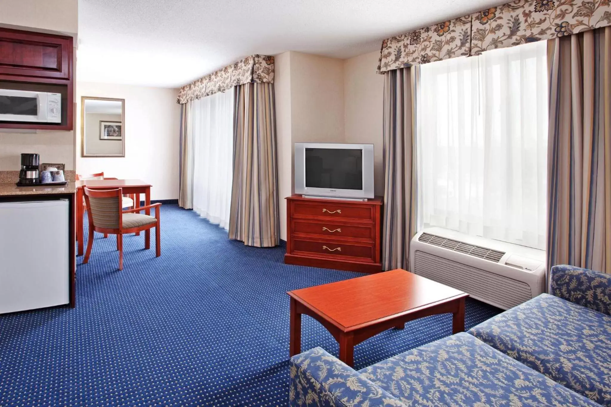 Photo of the whole room, TV/Entertainment Center in Holiday Inn Express Hotel & Suites Cleveland-Richfield, an IHG Hotel