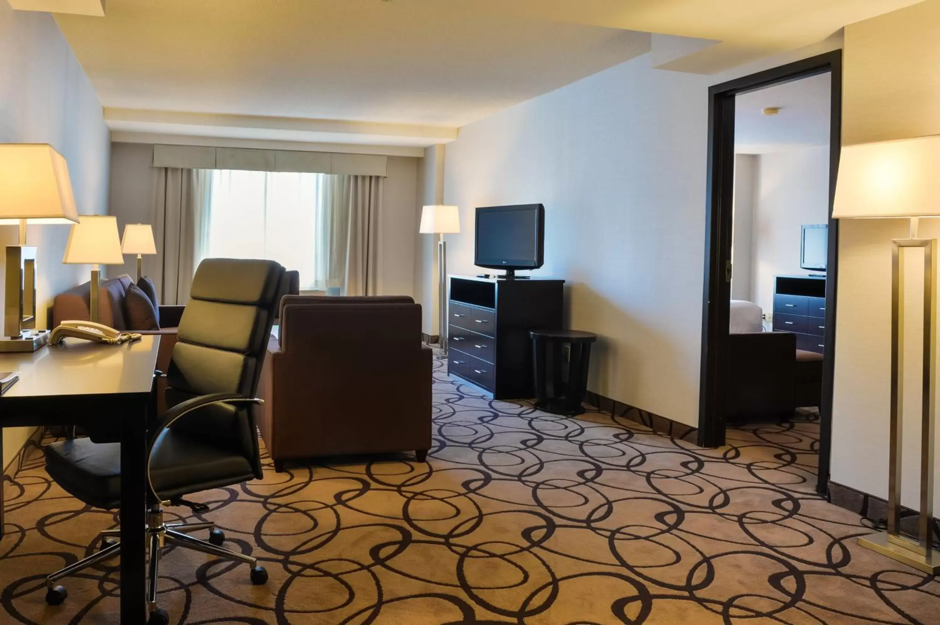 Bedroom, TV/Entertainment Center in Holiday Inn Montreal Centre Ville Downtown, an IHG Hotel