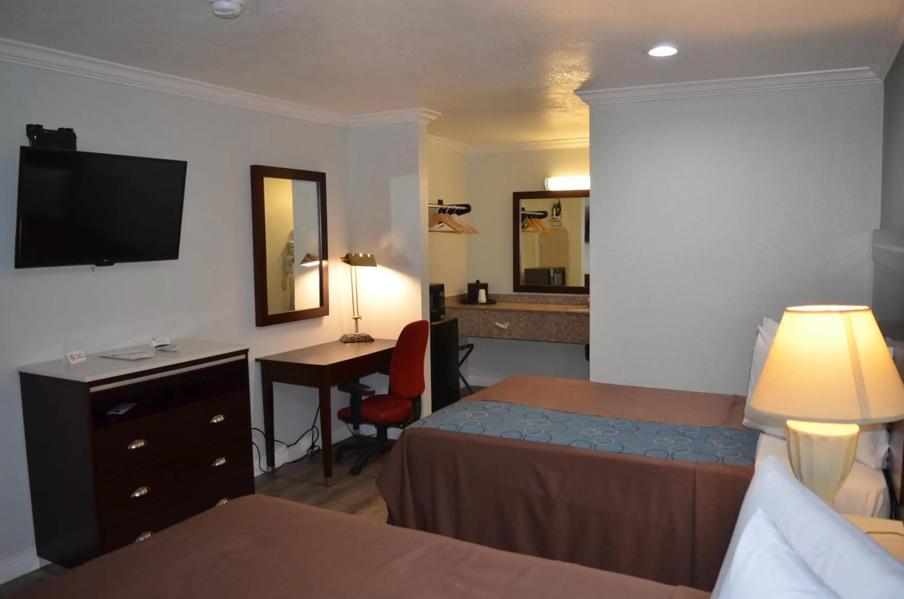 Photo of the whole room, Bed in Welcome Inn Corona Photo of the whole room, Bed in Welcome Inn Corona