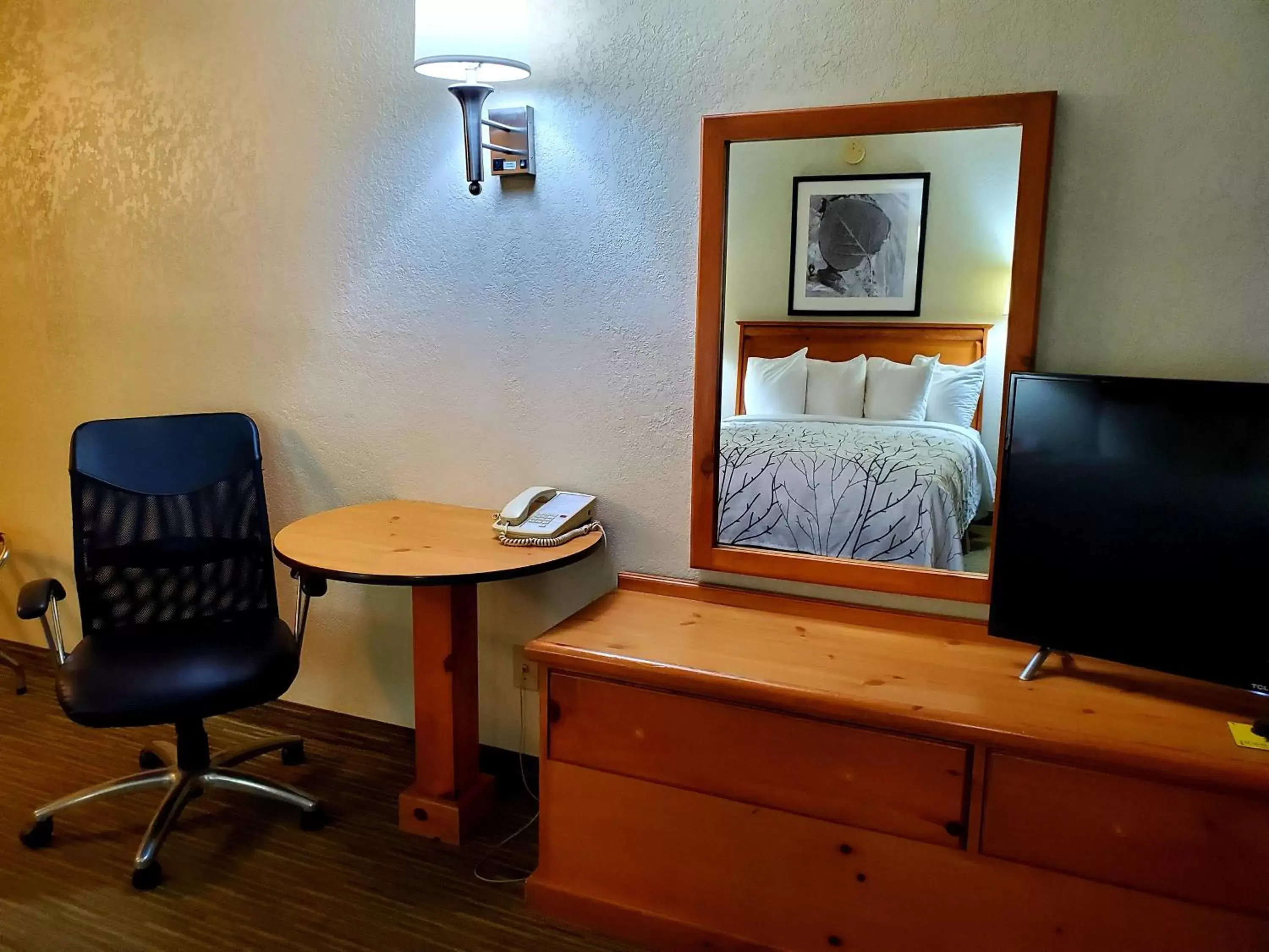 Bed, Seating Area in Days Inn and Suites by Wyndham Downtown Missoula-University