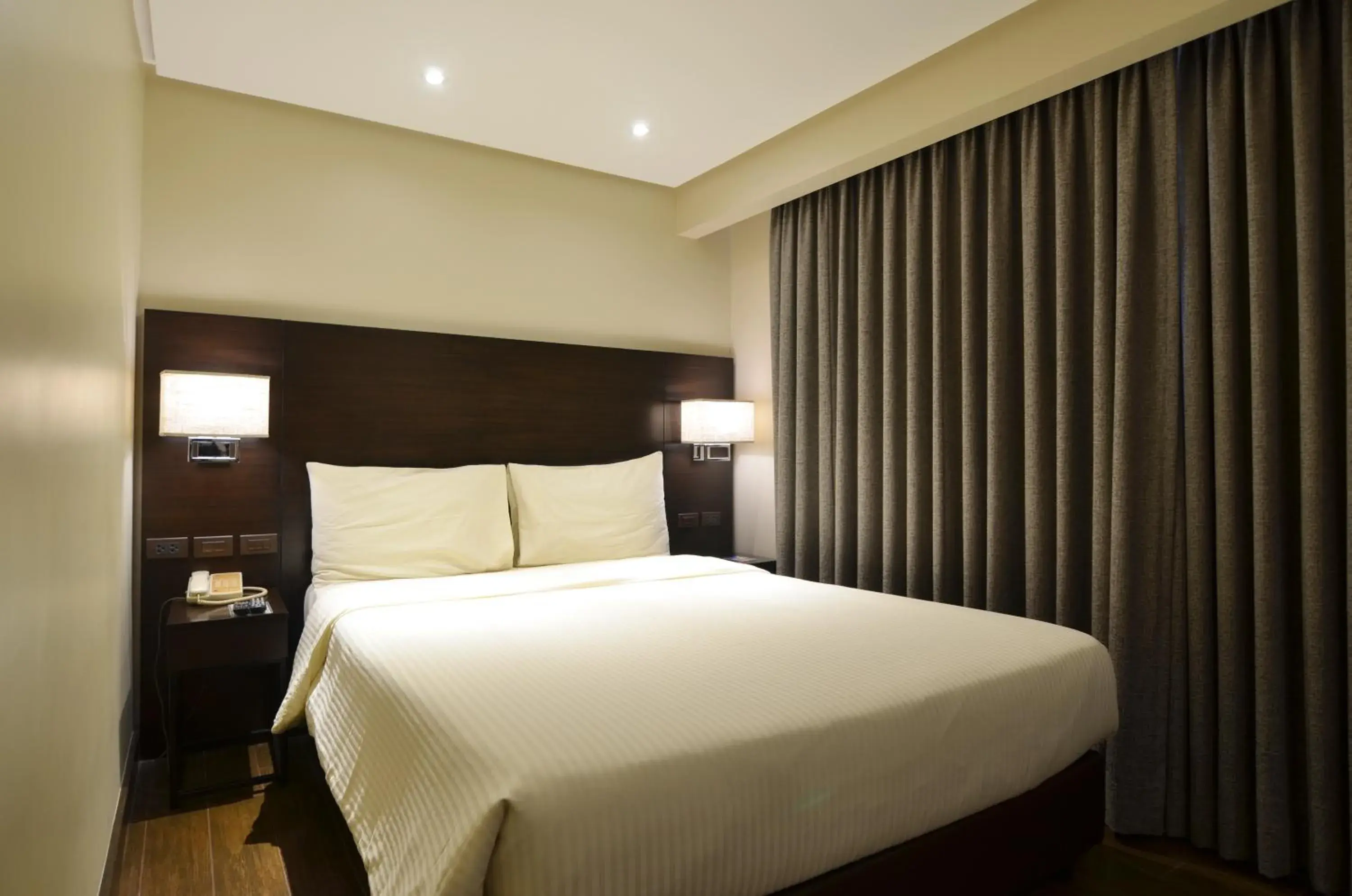 Bed in Pearl Garden Hotel