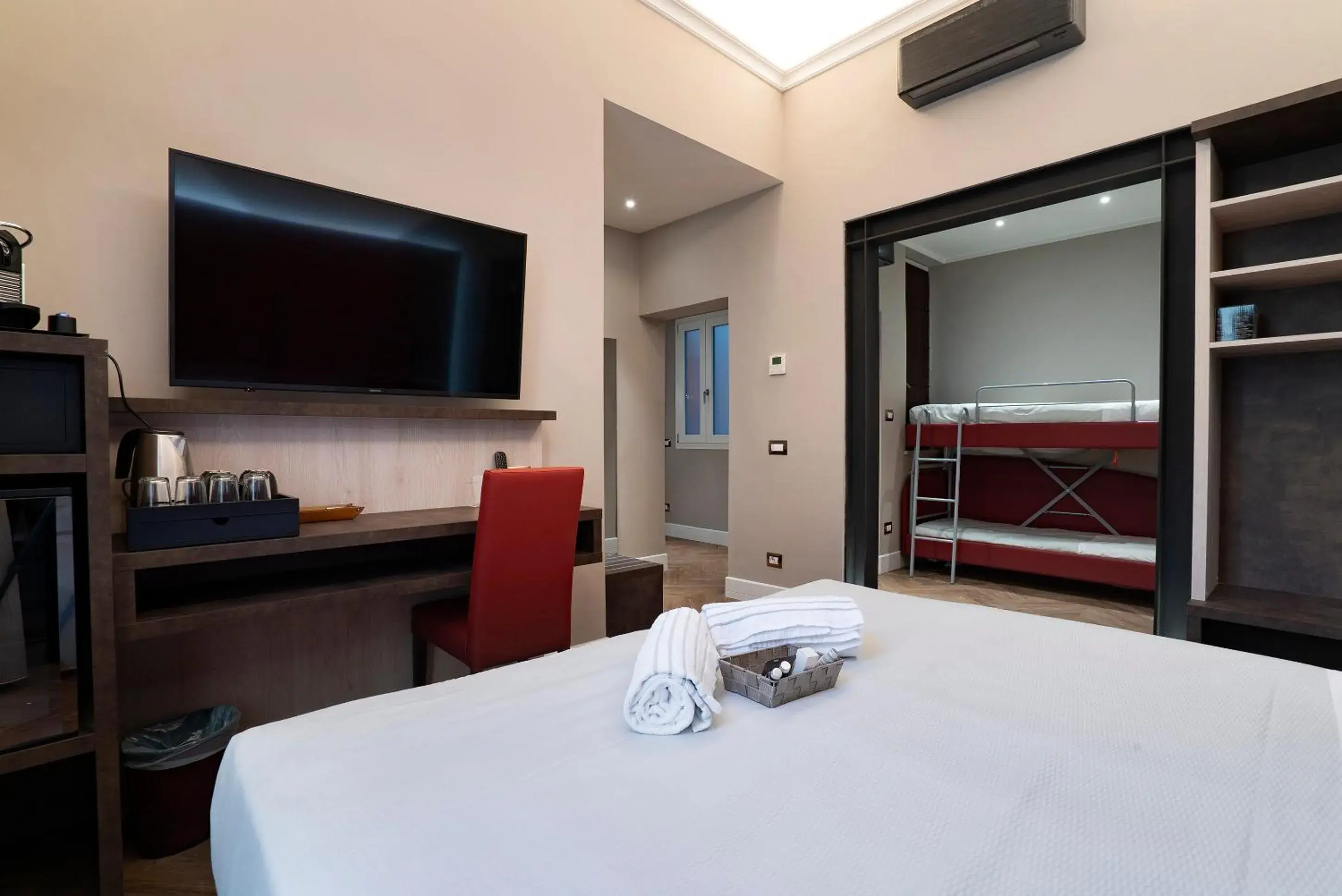 TV and multimedia, Bed in Artemide Guest House