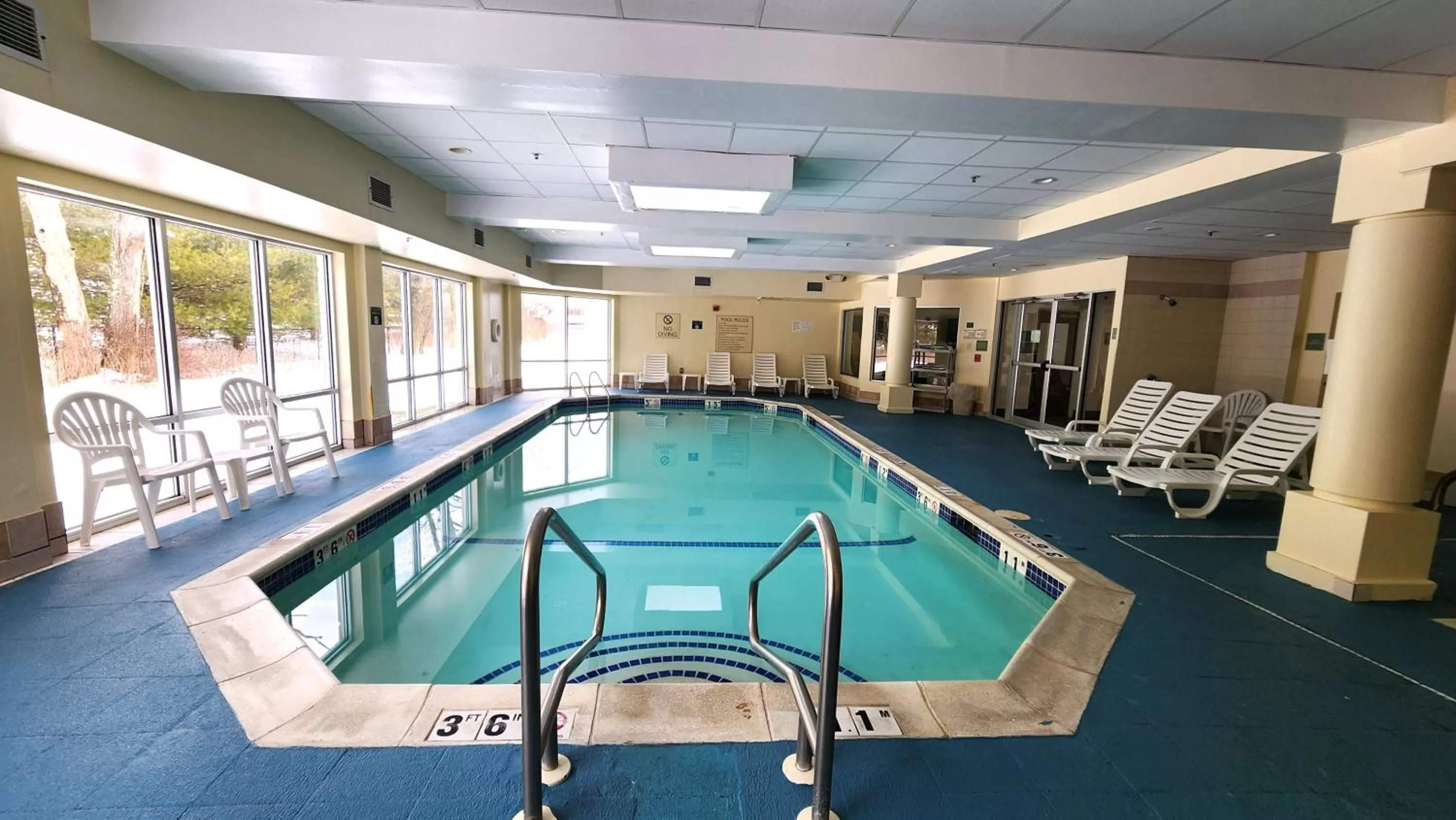 Swimming pool in Comfort Inn & Suites Mount Pocono