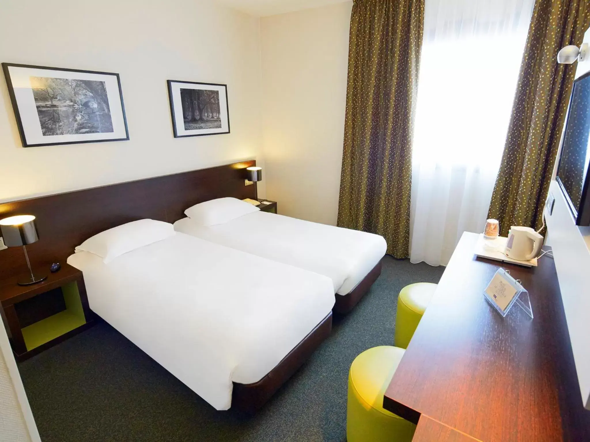 Photo of the whole room, Bed in Kyriad Hôtel Orly Aéroport - Athis Mons
