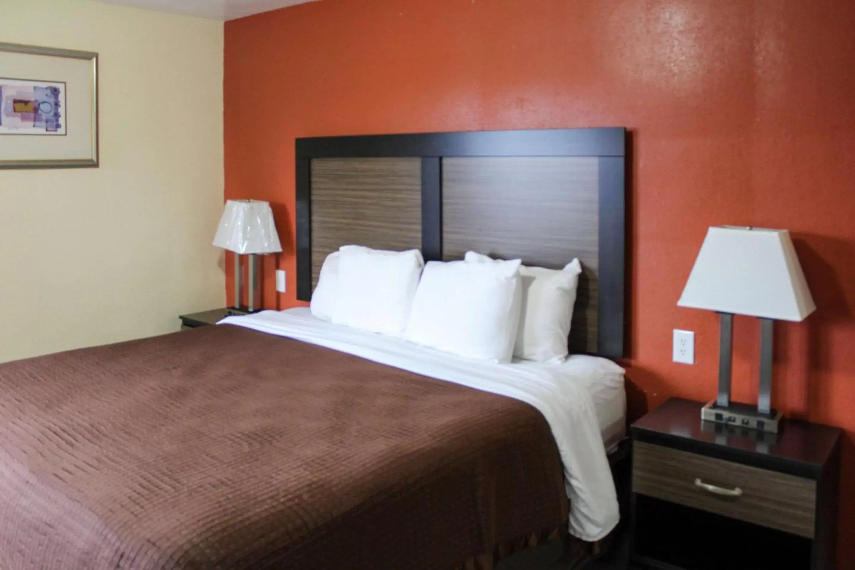 Bedroom, Bed in Rodeway Inn Medford