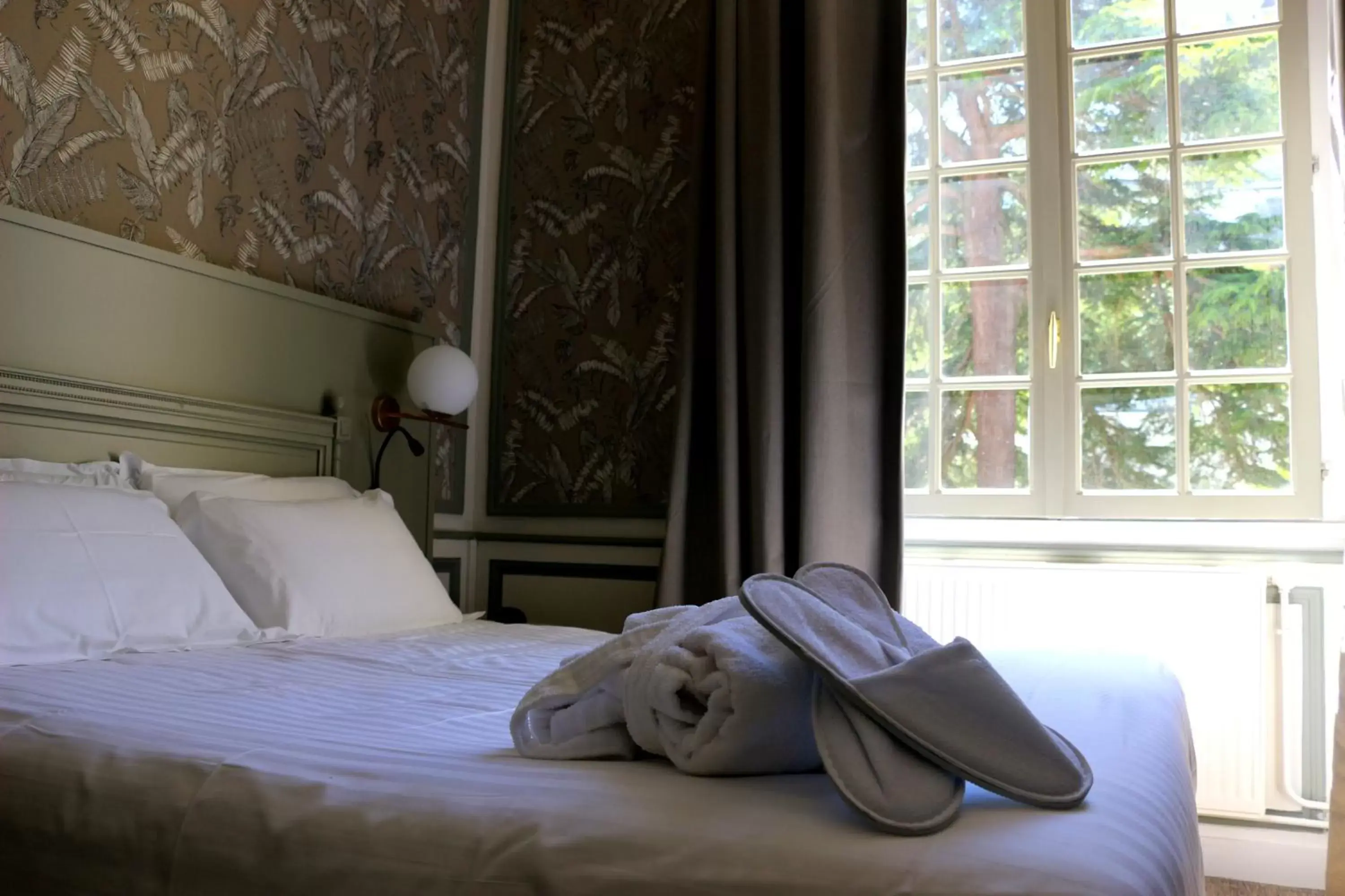 Bed in Hôtel Anne d'Anjou, The Originals Collection