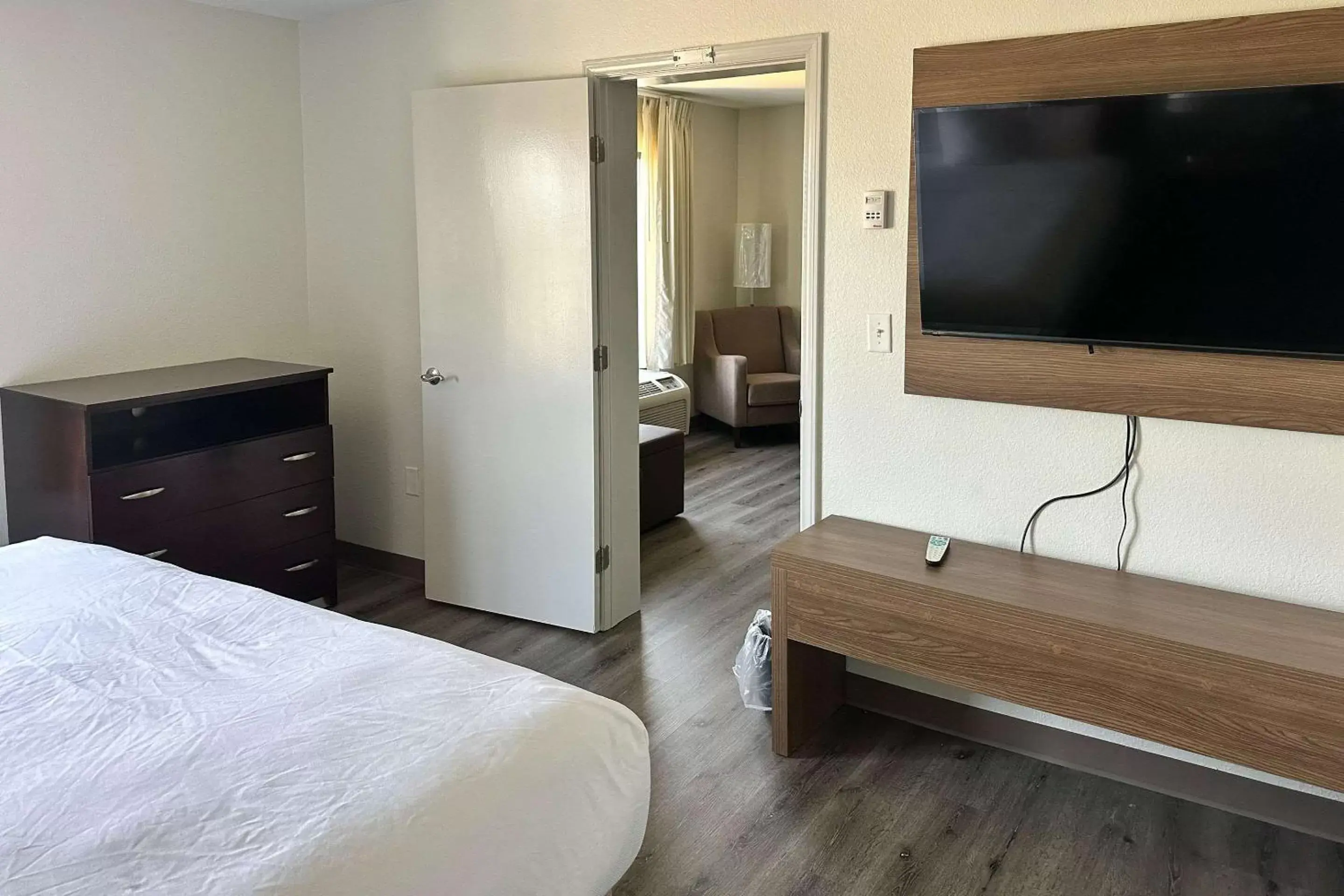 Bedroom, TV/Entertainment Center in MainStay Suites