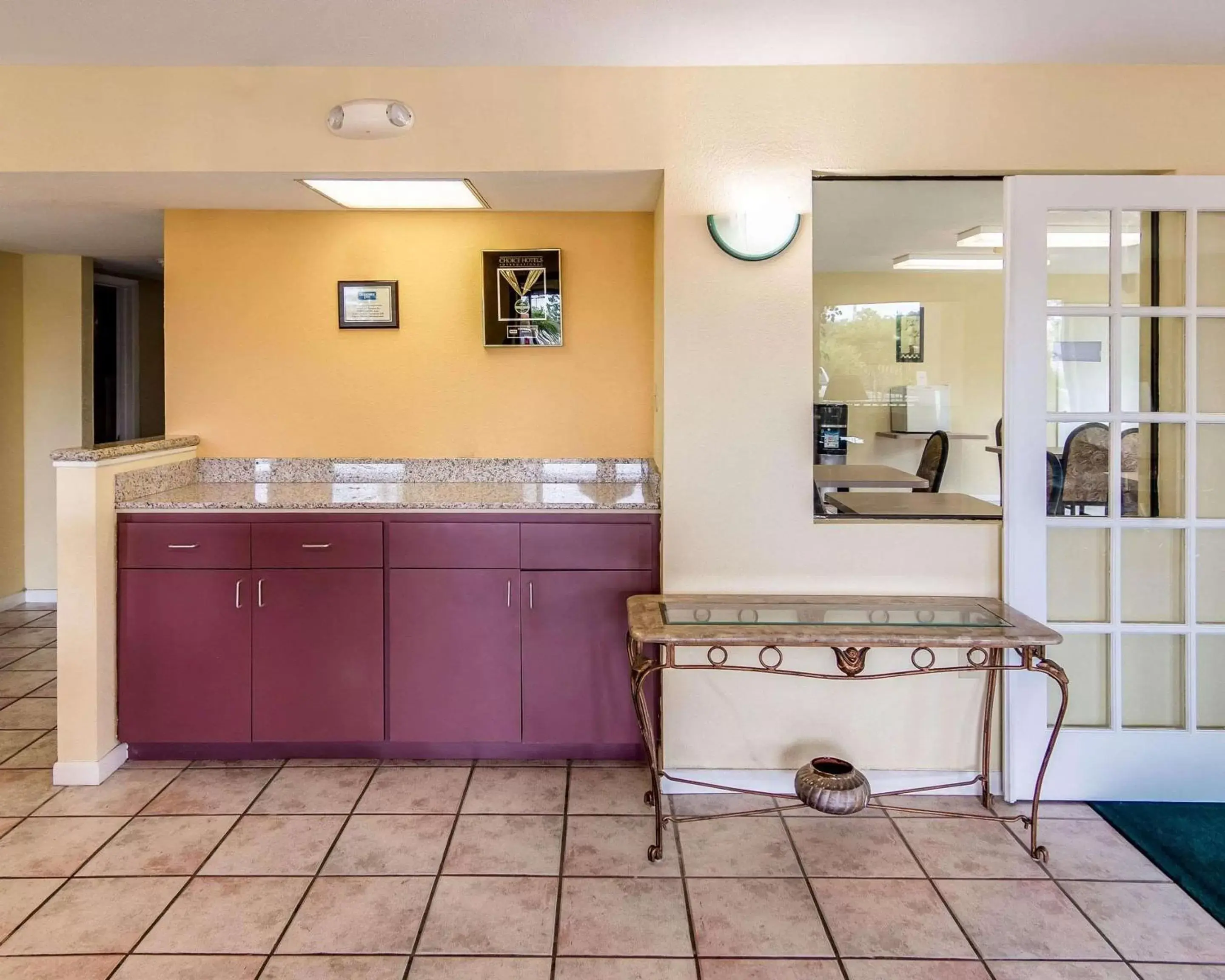Lobby or reception, Kitchen/Kitchenette in Rodeway Inn and Suites Hwy 290