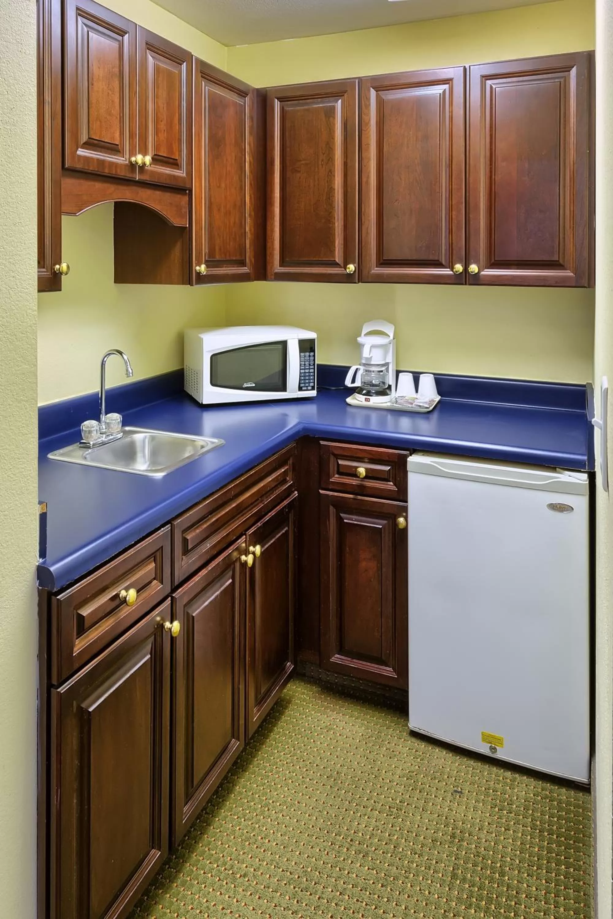 Kitchen or kitchenette in Country Hearth Inn of Knightdale