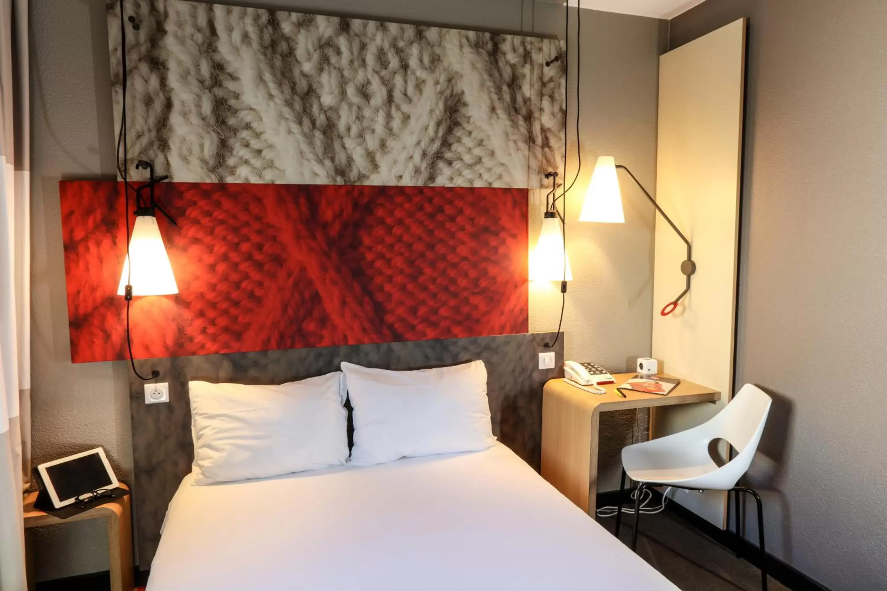 Facility for disabled guests, Bed in ibis Orange Sud