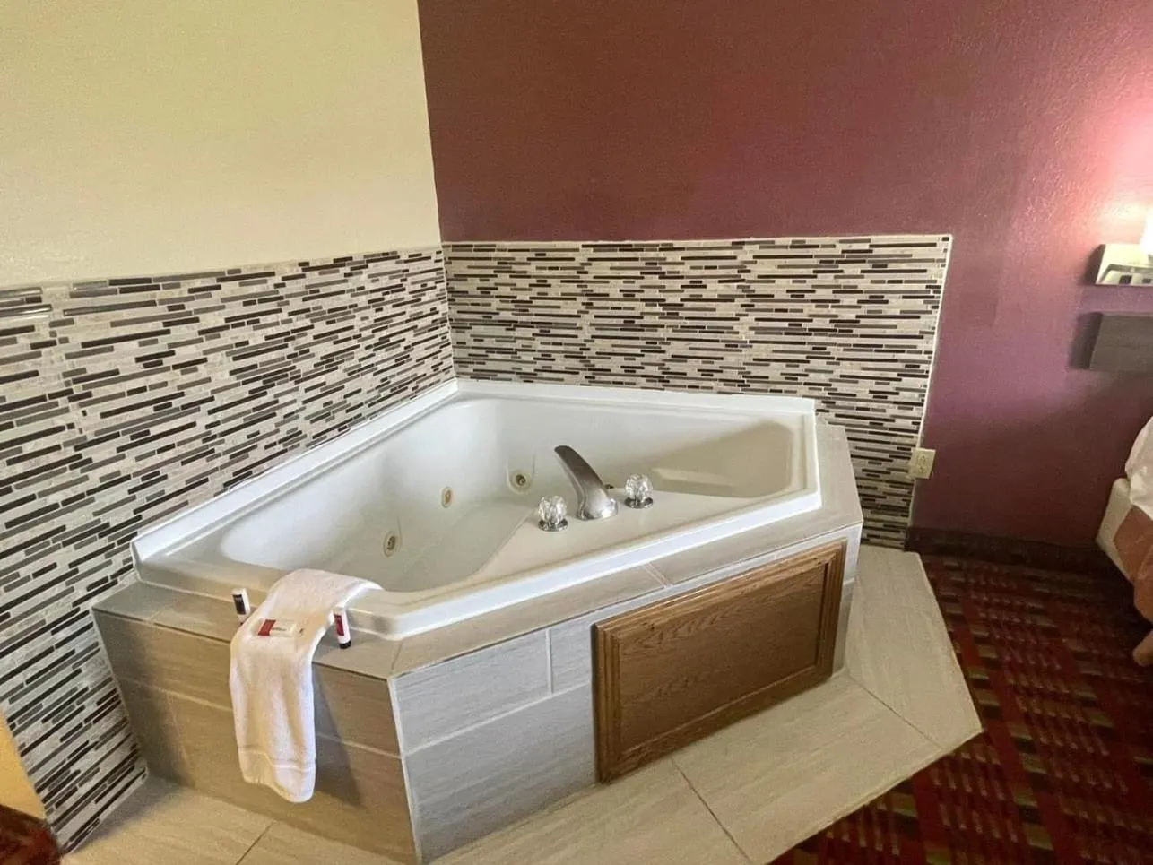 Bath in Super 8 by Wyndham Paris IL