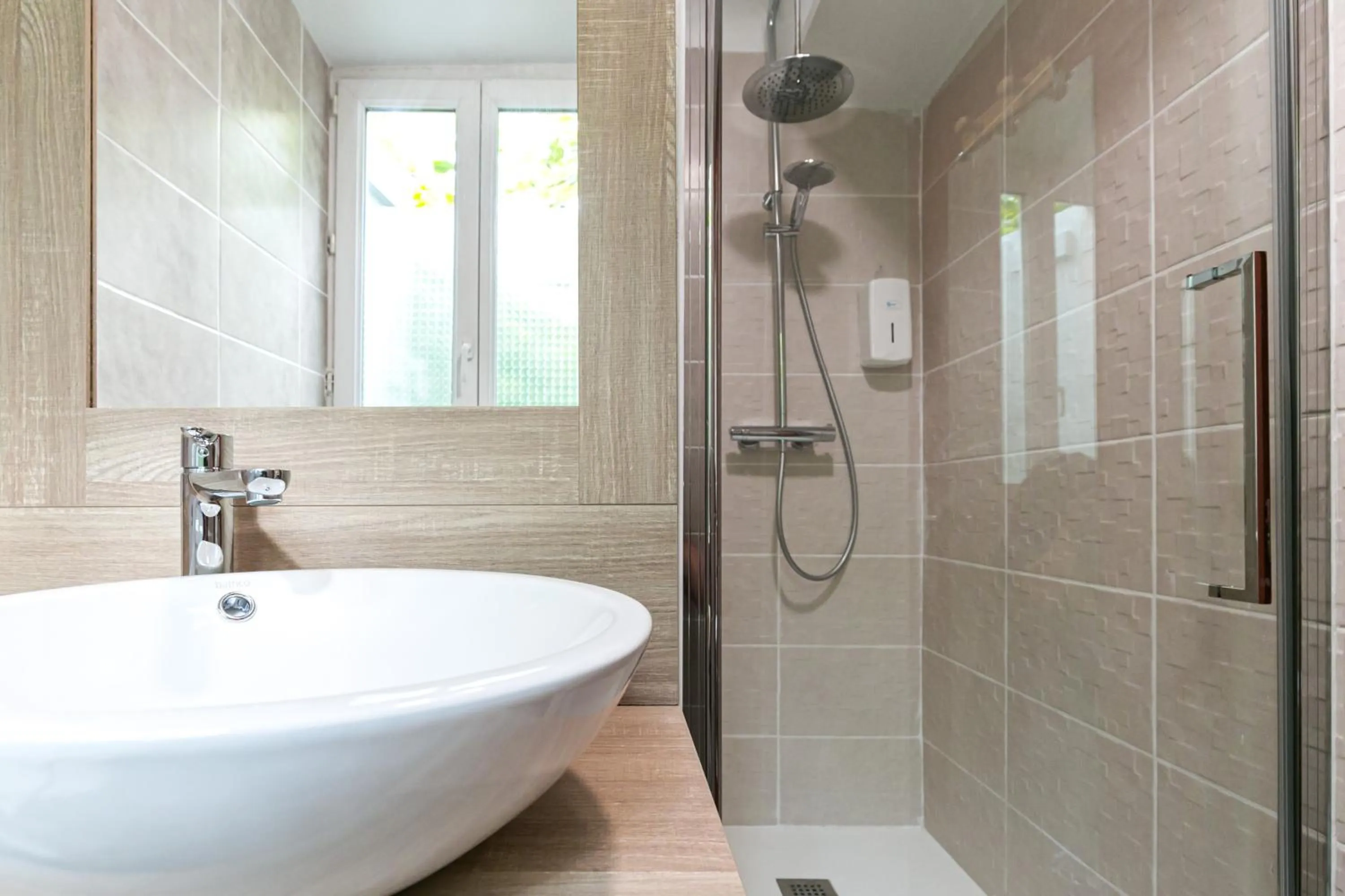 Shower in Hôtel du Pont