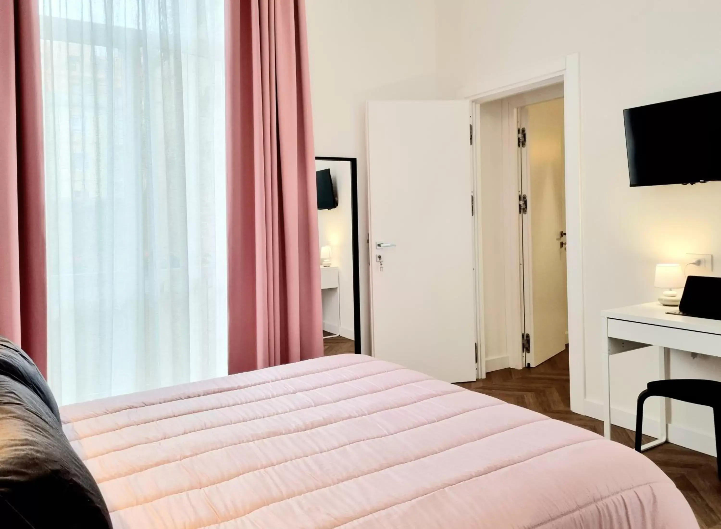 Bedroom, Bed in Glamour Suite Cagliari