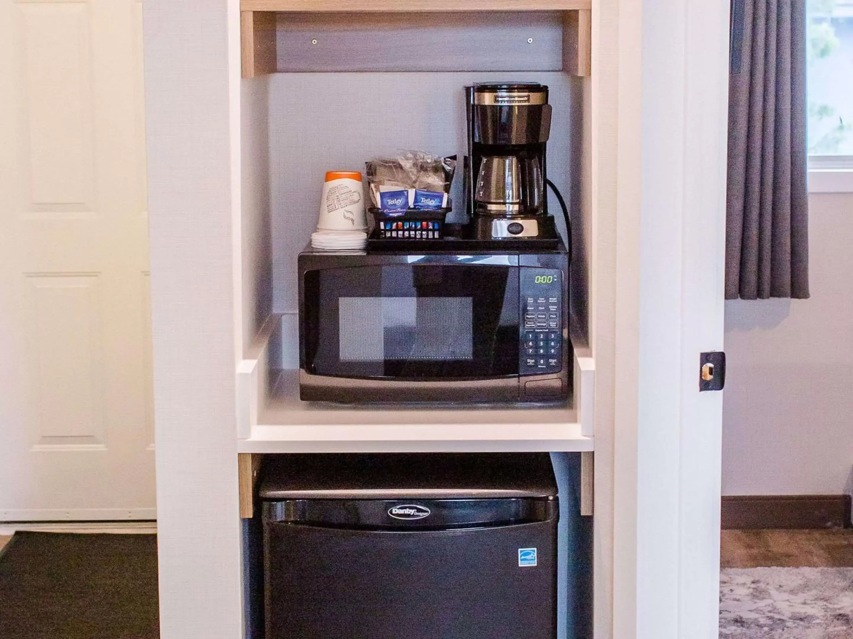 Bedroom, Kitchen/Kitchenette in Bayview Wildwood Resort, Ascend Hotel Collection