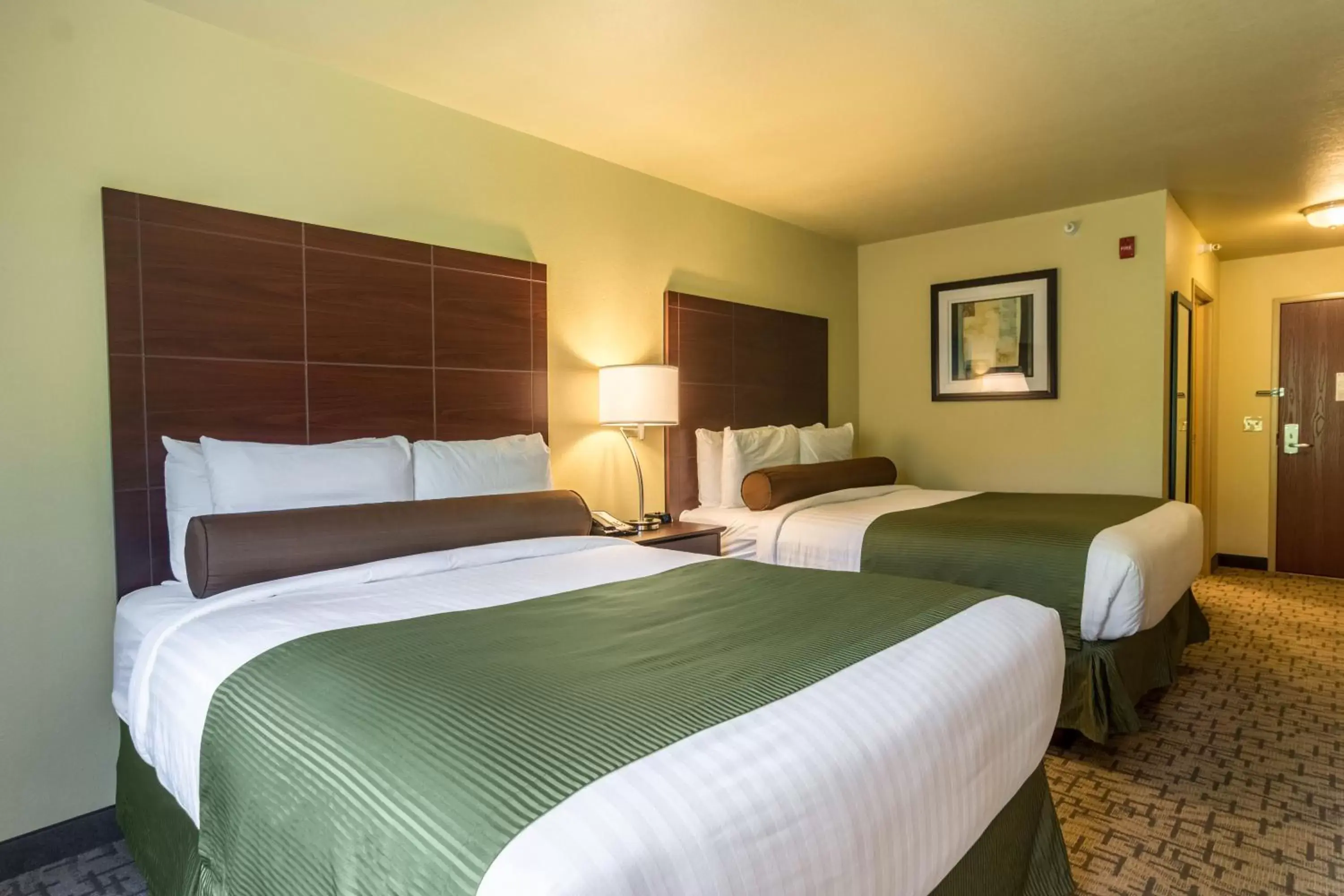 Bed in Cobblestone Hotel & Suites - Harborcreek