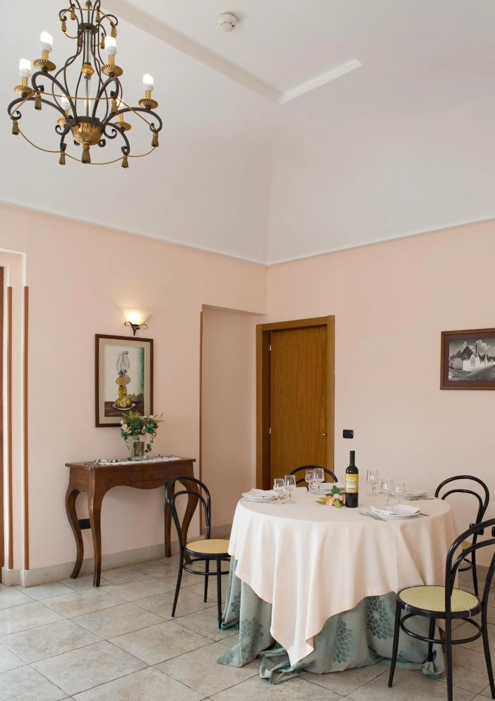 Restaurant/places to eat in Hotel Ramapendula