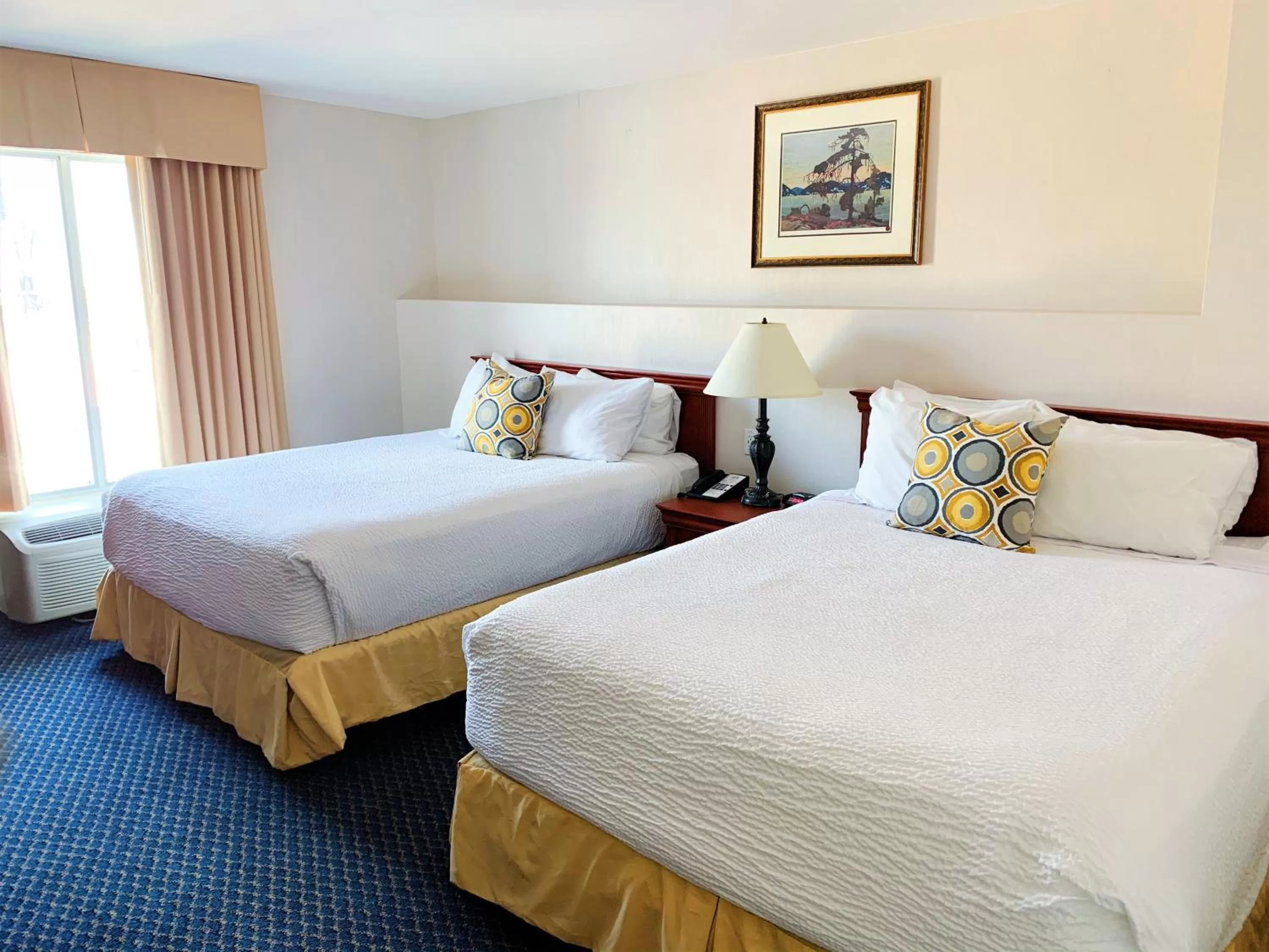 Bed in Days Inn by Wyndham Niagara Falls Centre St By the Falls