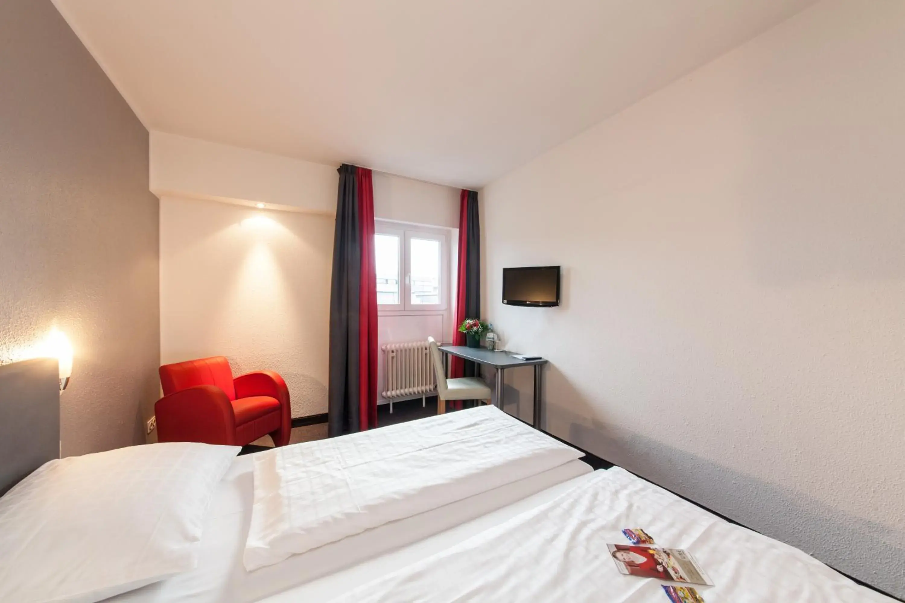 Photo of the whole room, Bed in Sure Hotel by Best Western Muenchen Hauptbahnhof