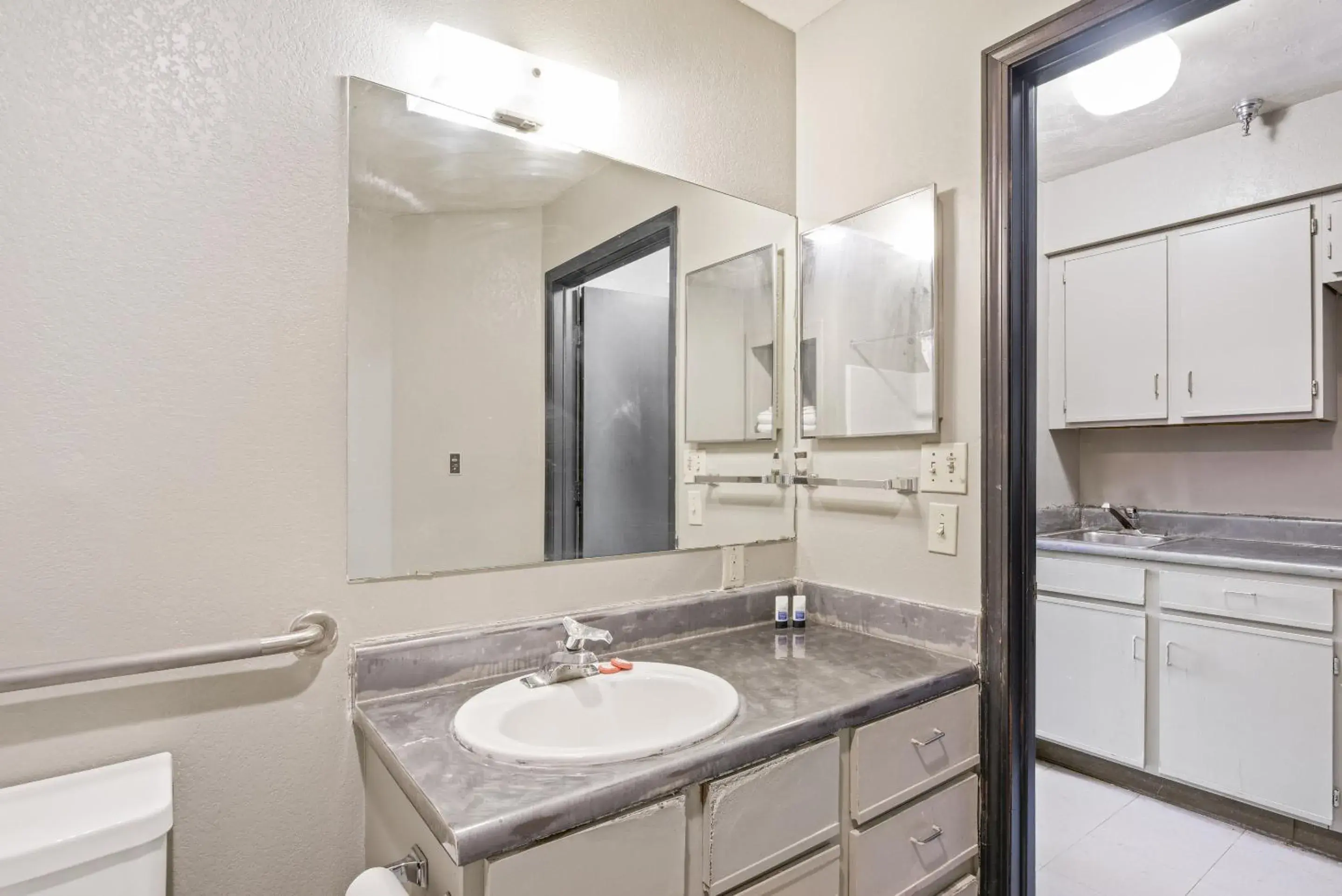 Area and facilities, Bathroom in OYO Hotel Edmond - University of Central Oklahoma