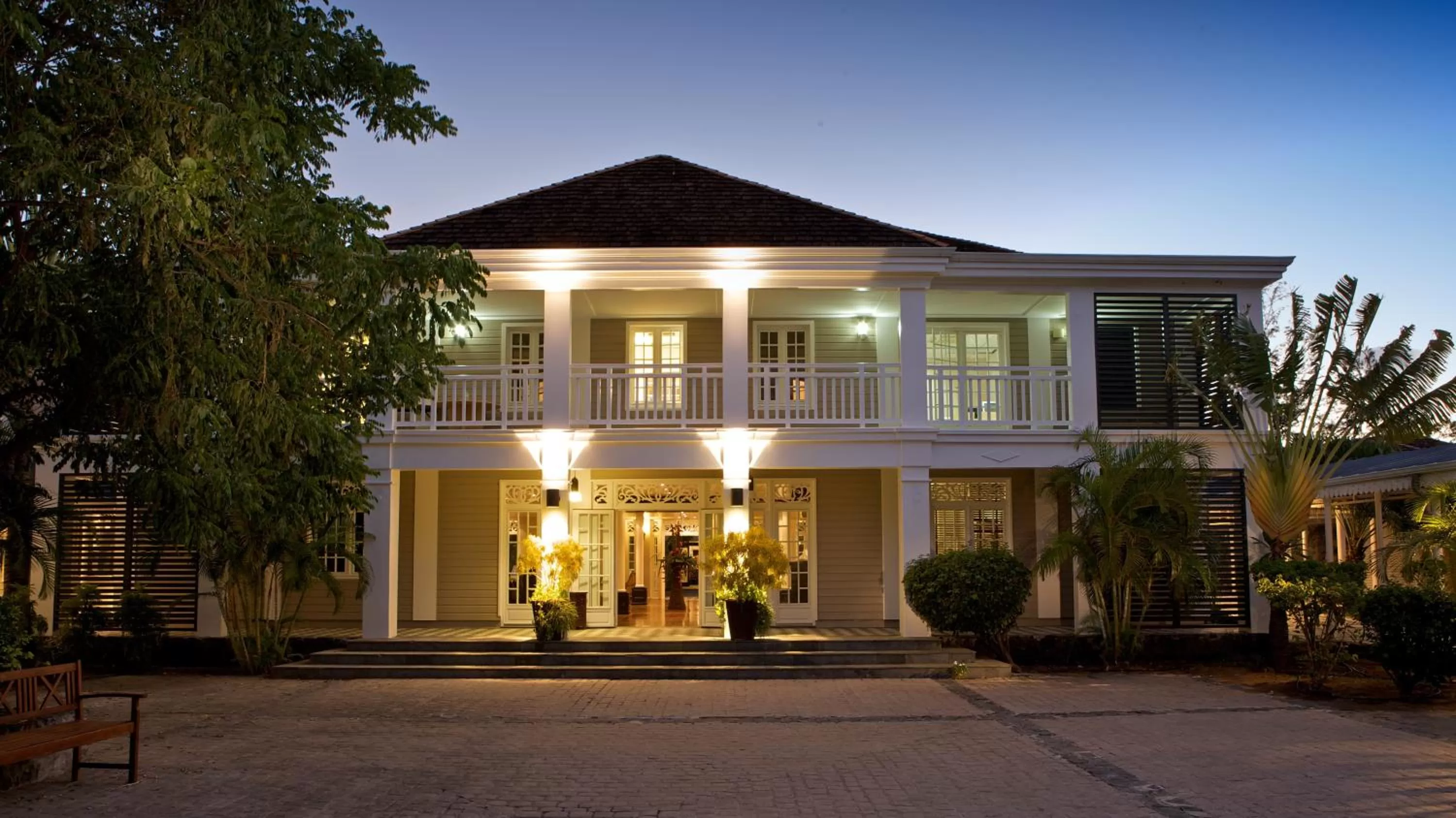 Facade/entrance in LUX* Saint Gilles Resort