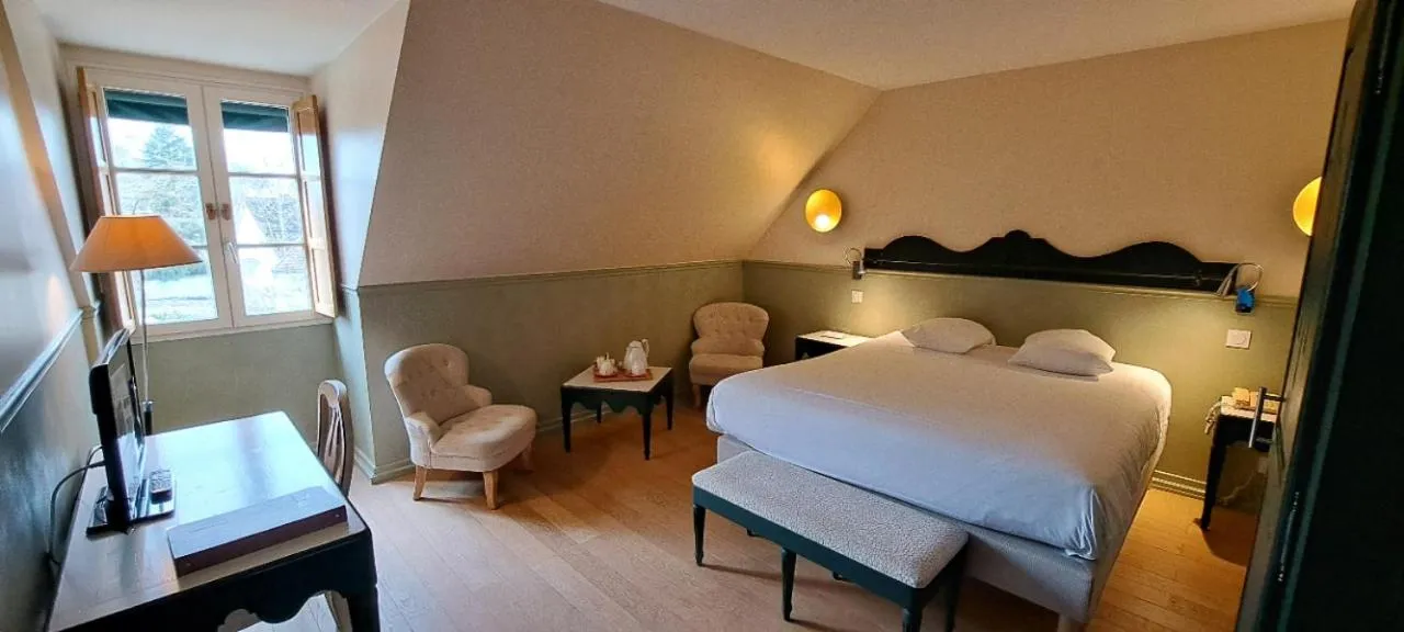 Bed in Logis Hostellerie des Clos et restaurant Bistrot des grands crus et Maison de la tour Chablis