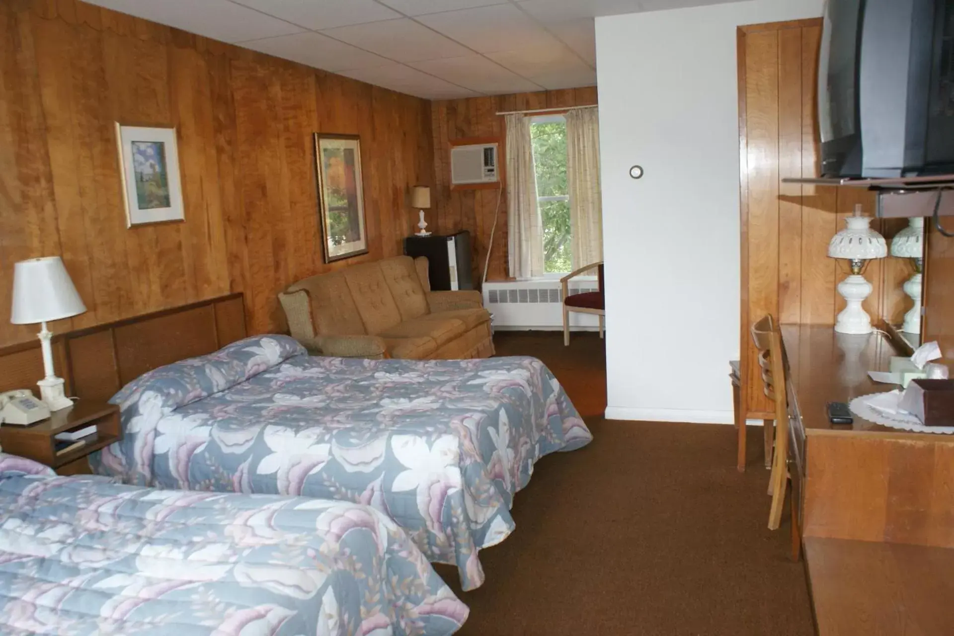 Day, Bed in Northern Peaks Motor Inn