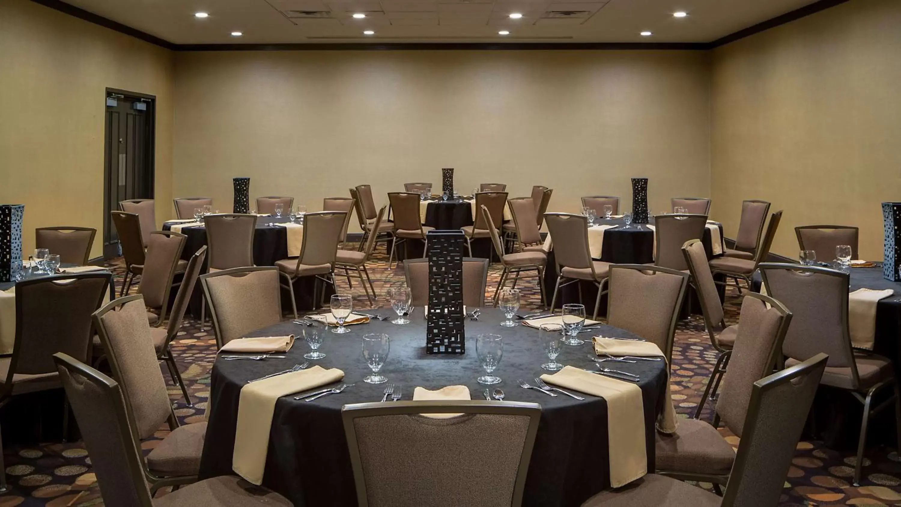 Meeting/conference room, Restaurant/Places to Eat in Embassy Suites by Hilton Dallas-Love Field