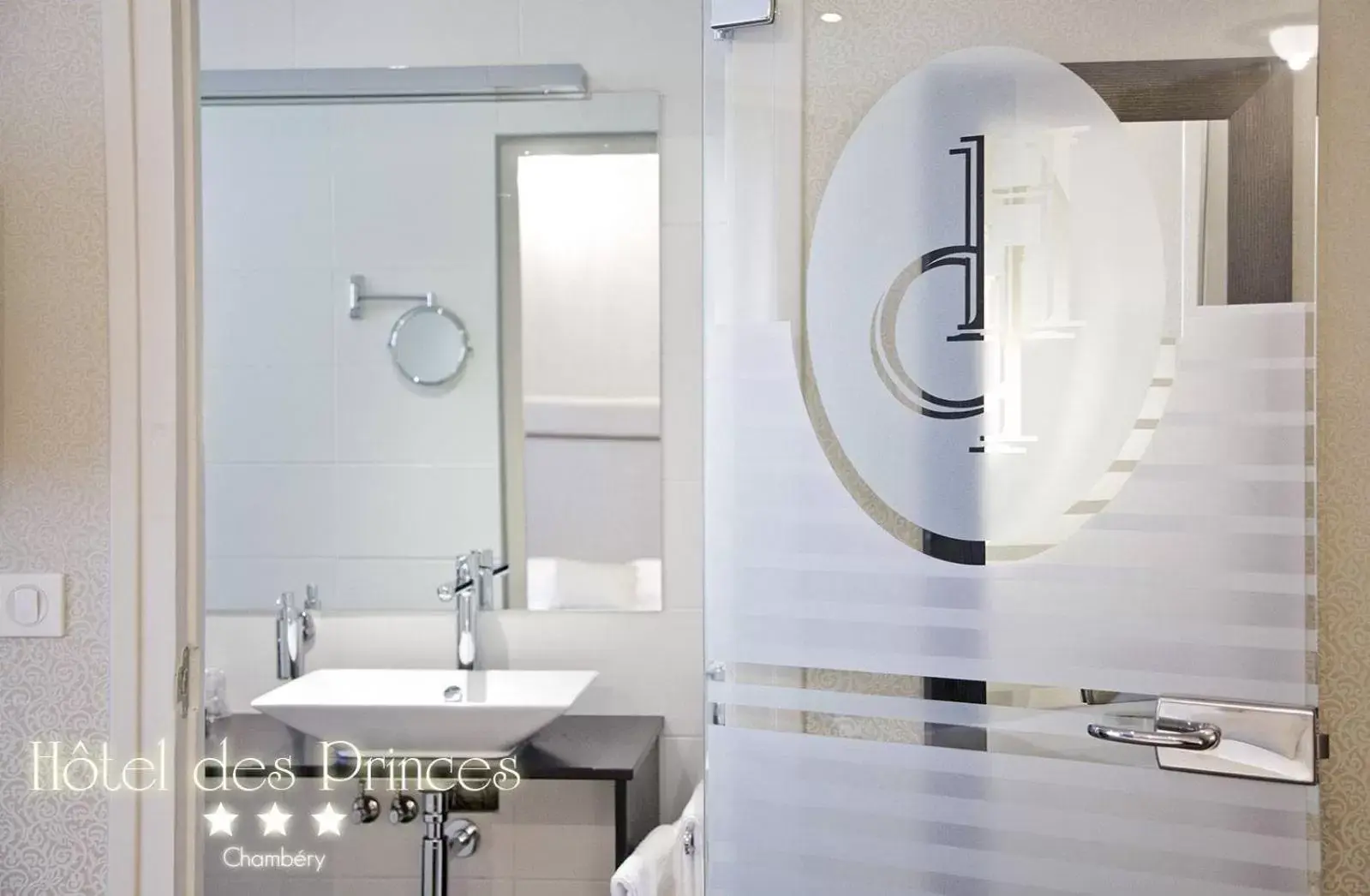 Bathroom in Hôtel des Princes, Chambéry Centre