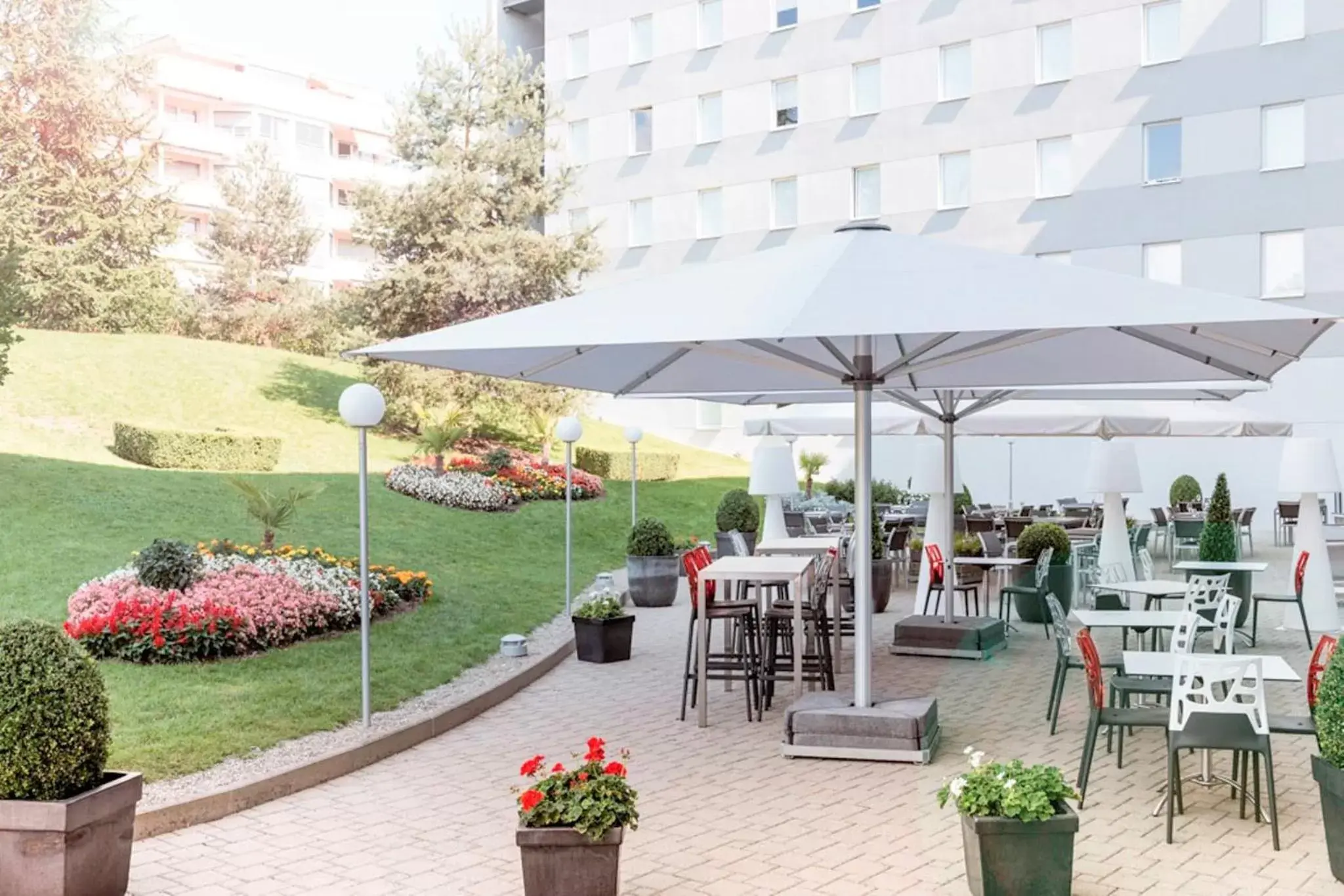 Balcony/Terrace, Restaurant/Places to Eat in Novotel Suites Genève Aéroport