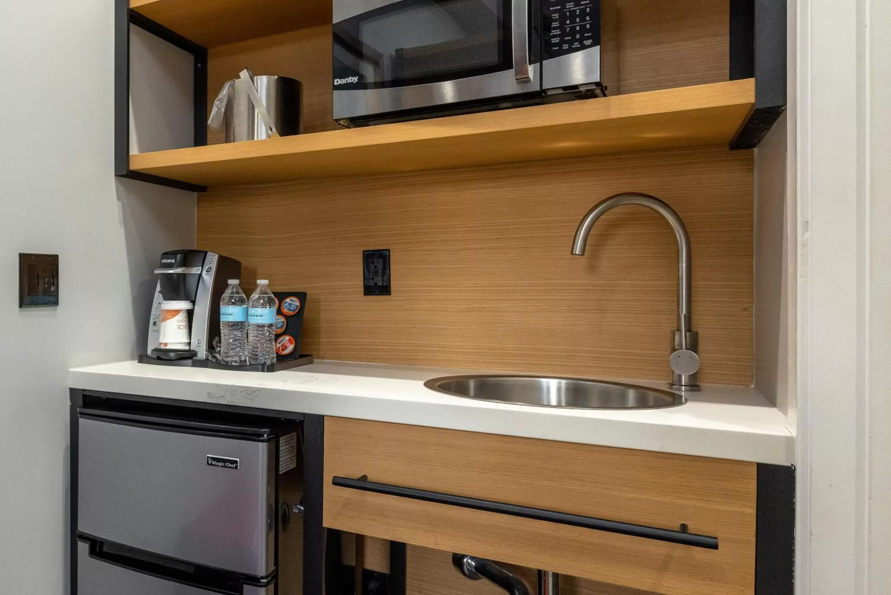oven, Kitchen/Kitchenette in Infinity Hotel SF, Ascend Hotel Collection