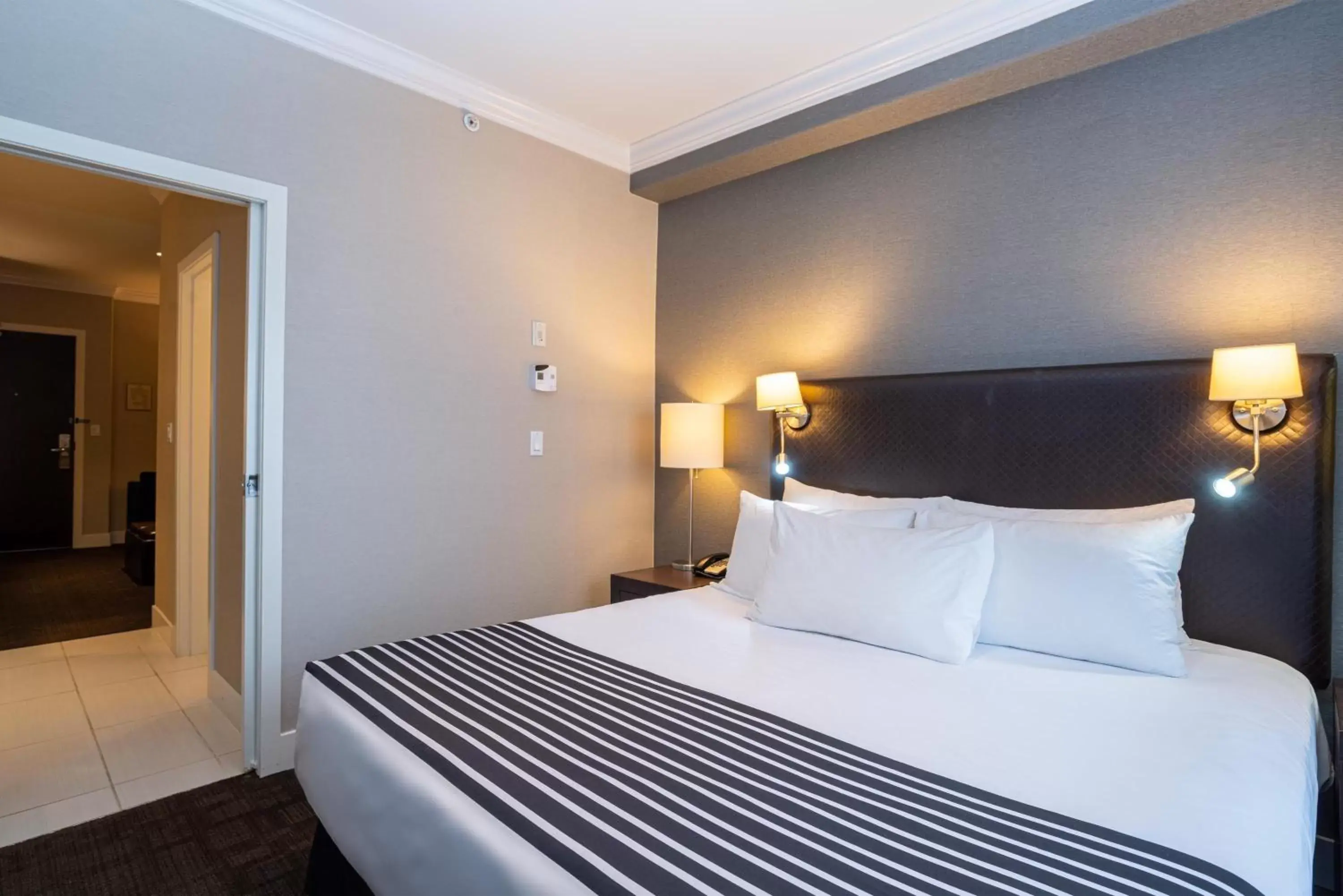 Photo of the whole room, Bed in Sandman Signature Edmonton South Hotel