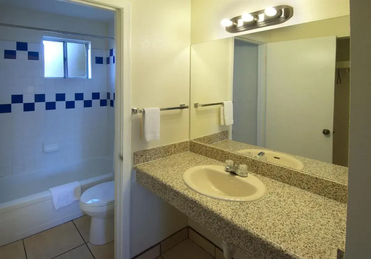 Bathroom in American Executive Inn Mesa