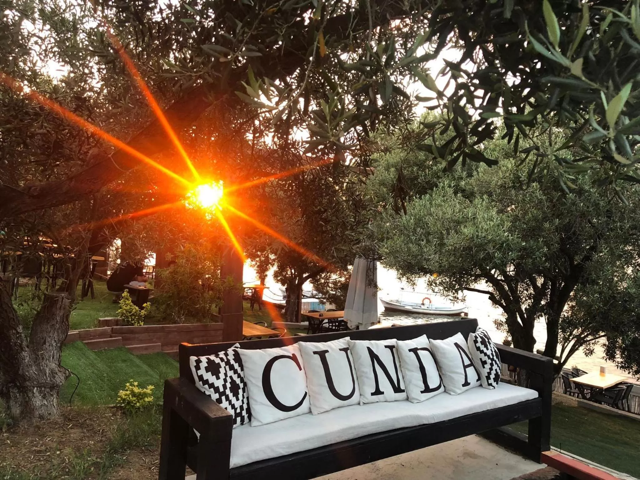 Restaurant/places to eat in QCUNDA OTEL