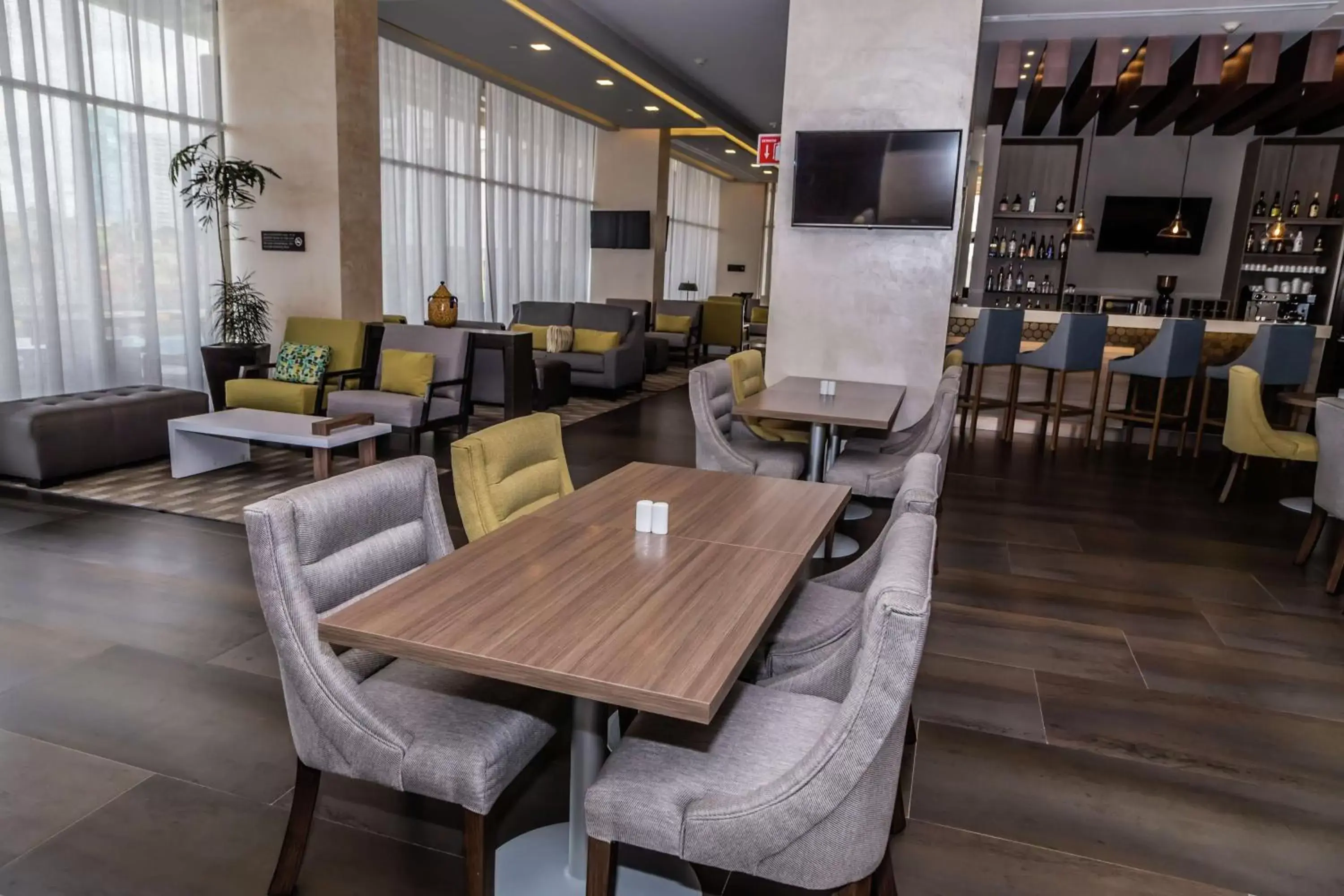 Breakfast, Lounge/Bar in Hampton Inn & Suites By Hilton Puebla