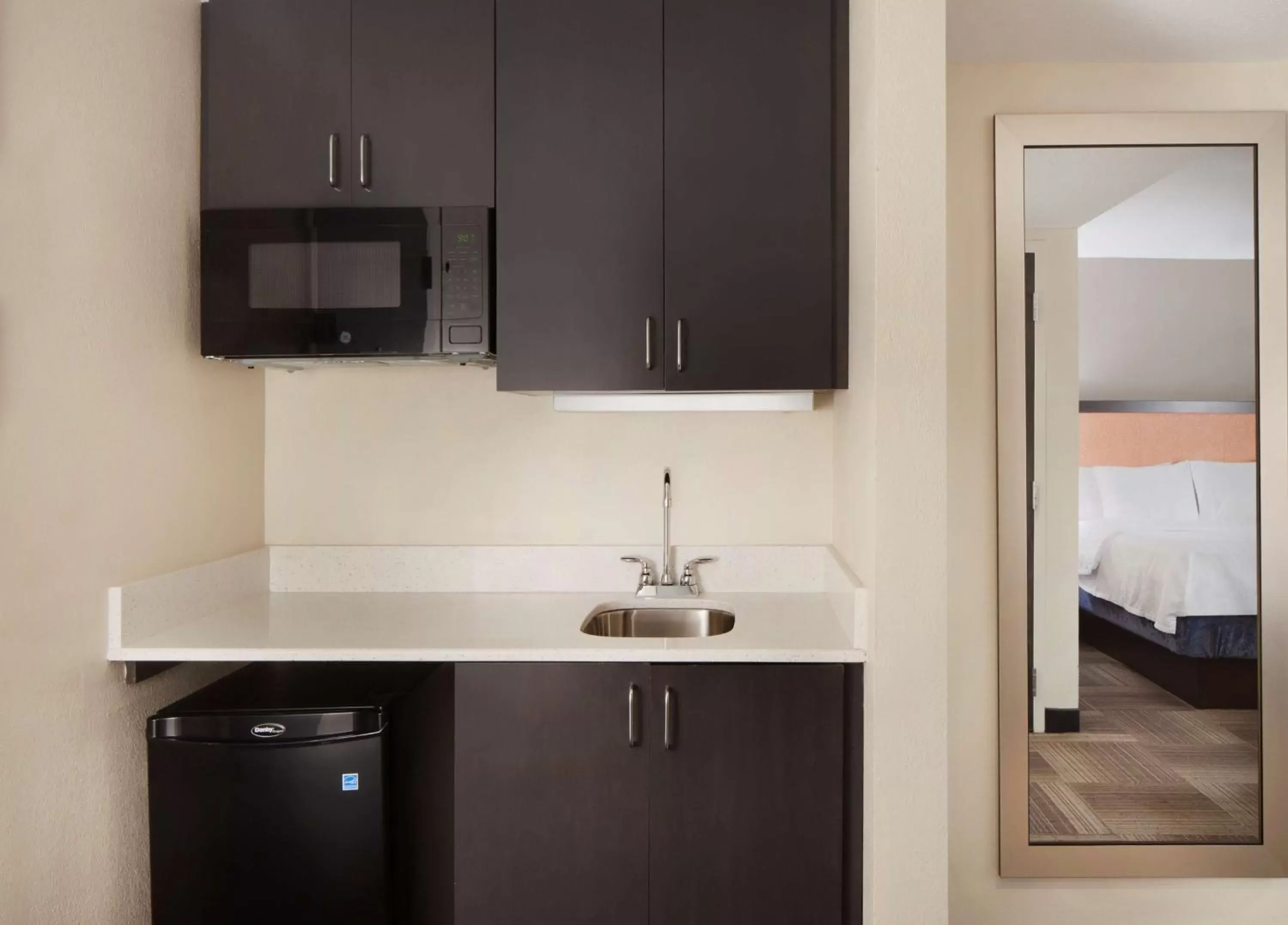 Photo of the whole room, Kitchen/Kitchenette in Hampton Inn Charleston-Southridge