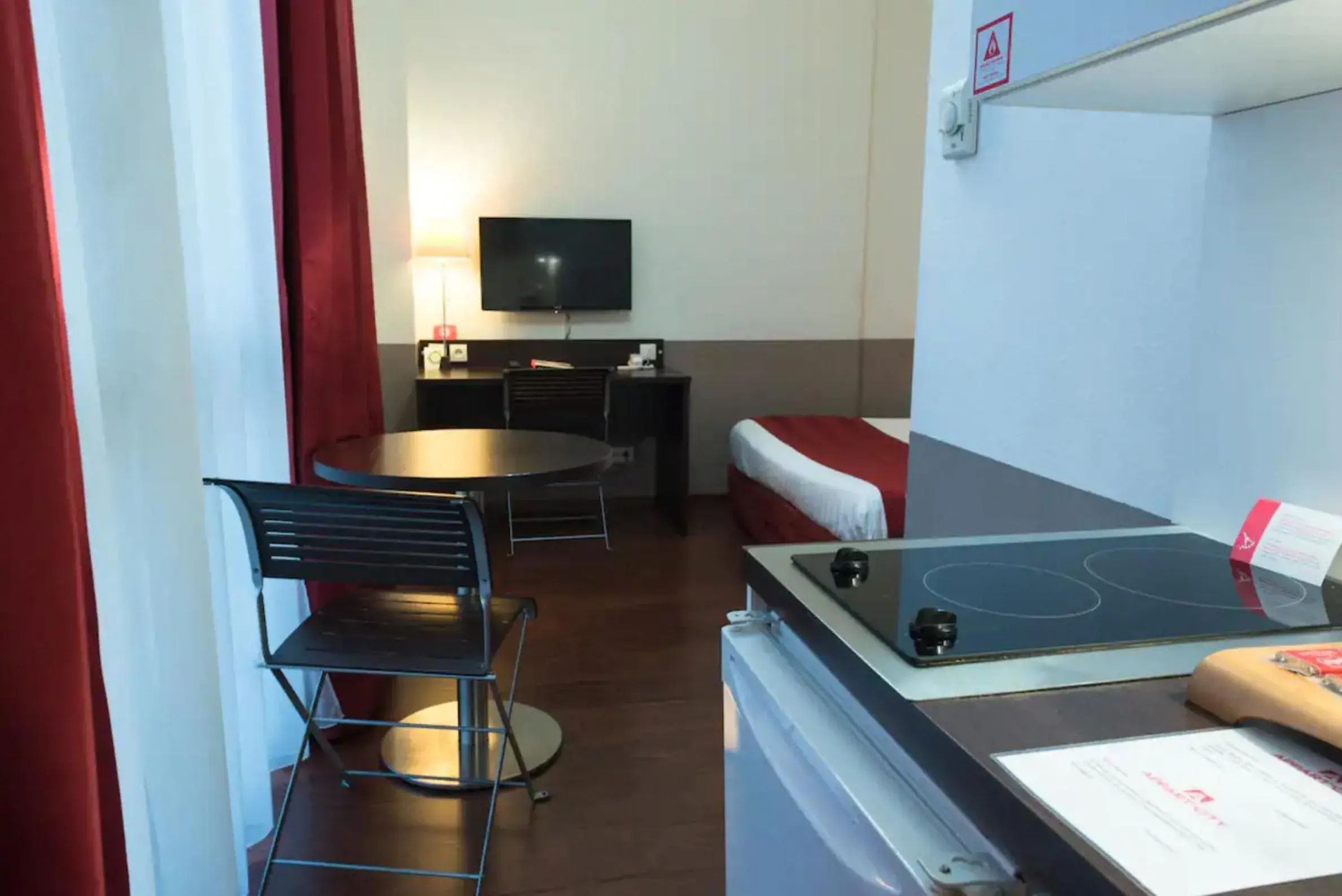 TV and multimedia, TV/Entertainment Center in Appart'City Lyon Part Dieu