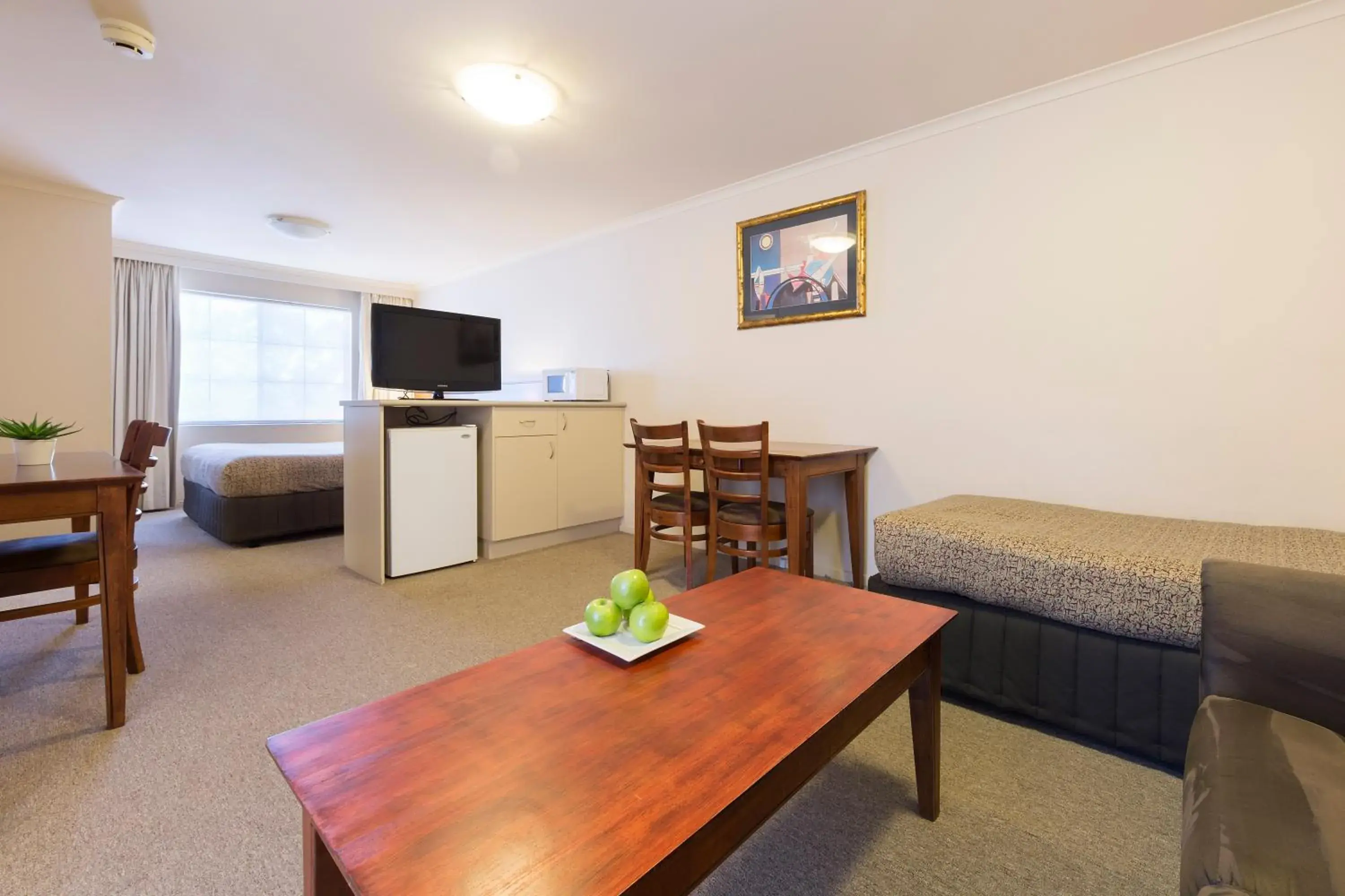 Bedroom, Dining Area in Canberra Parklands Central Apartment Hotel