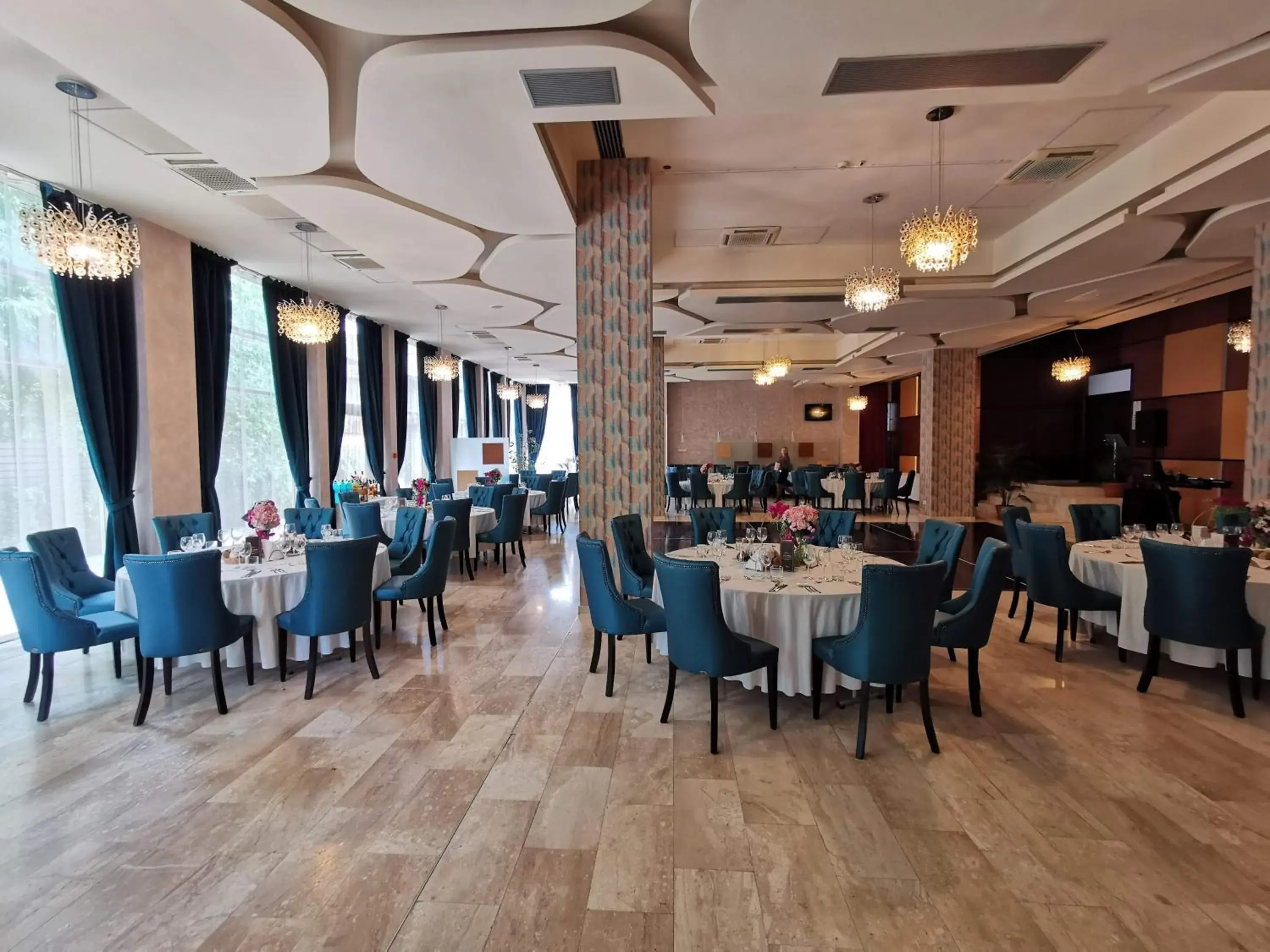 Restaurant/Places to Eat in Ramada Hotel Cluj