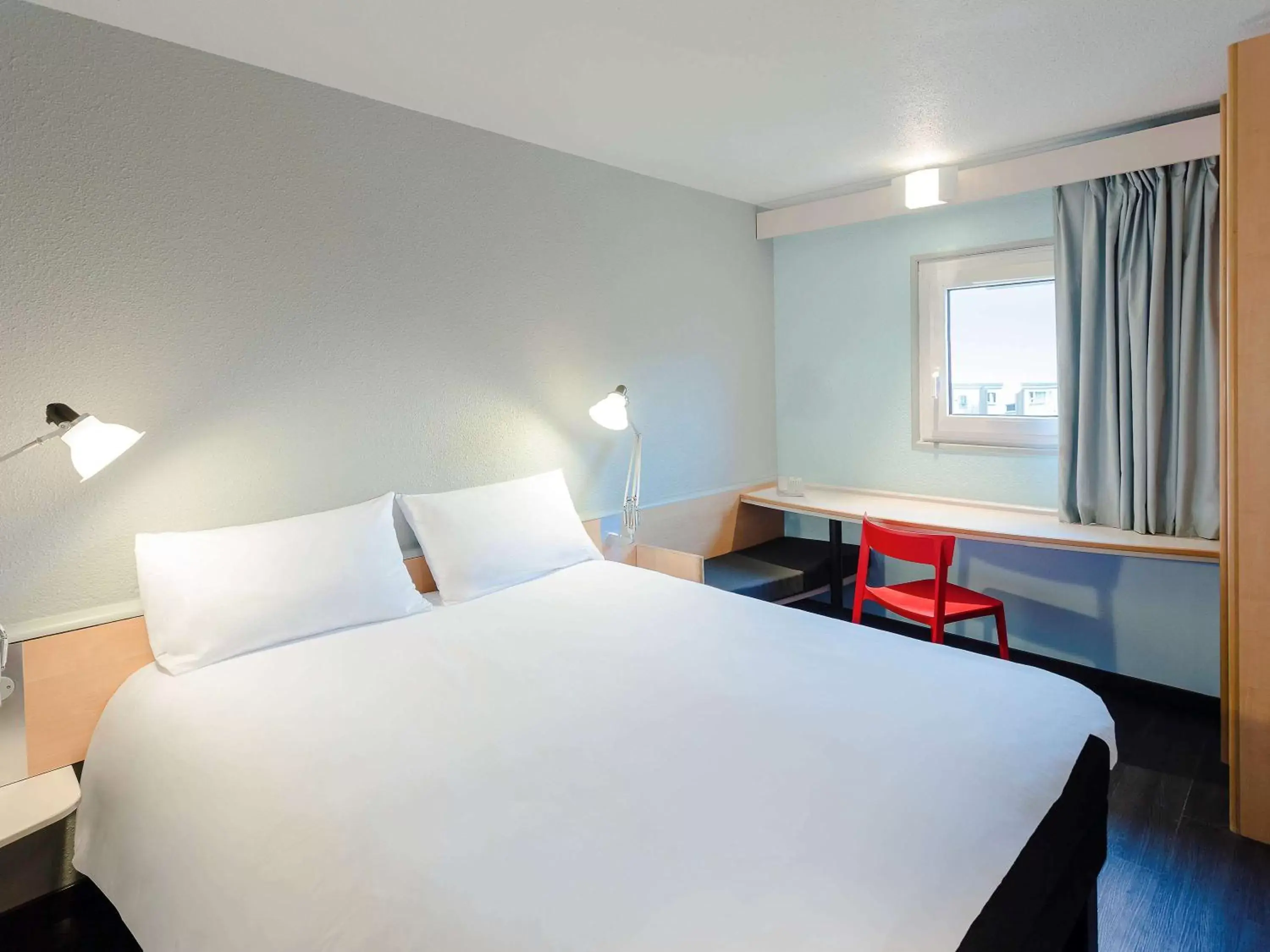 Photo of the whole room, Bed in ibis Bourges Centre